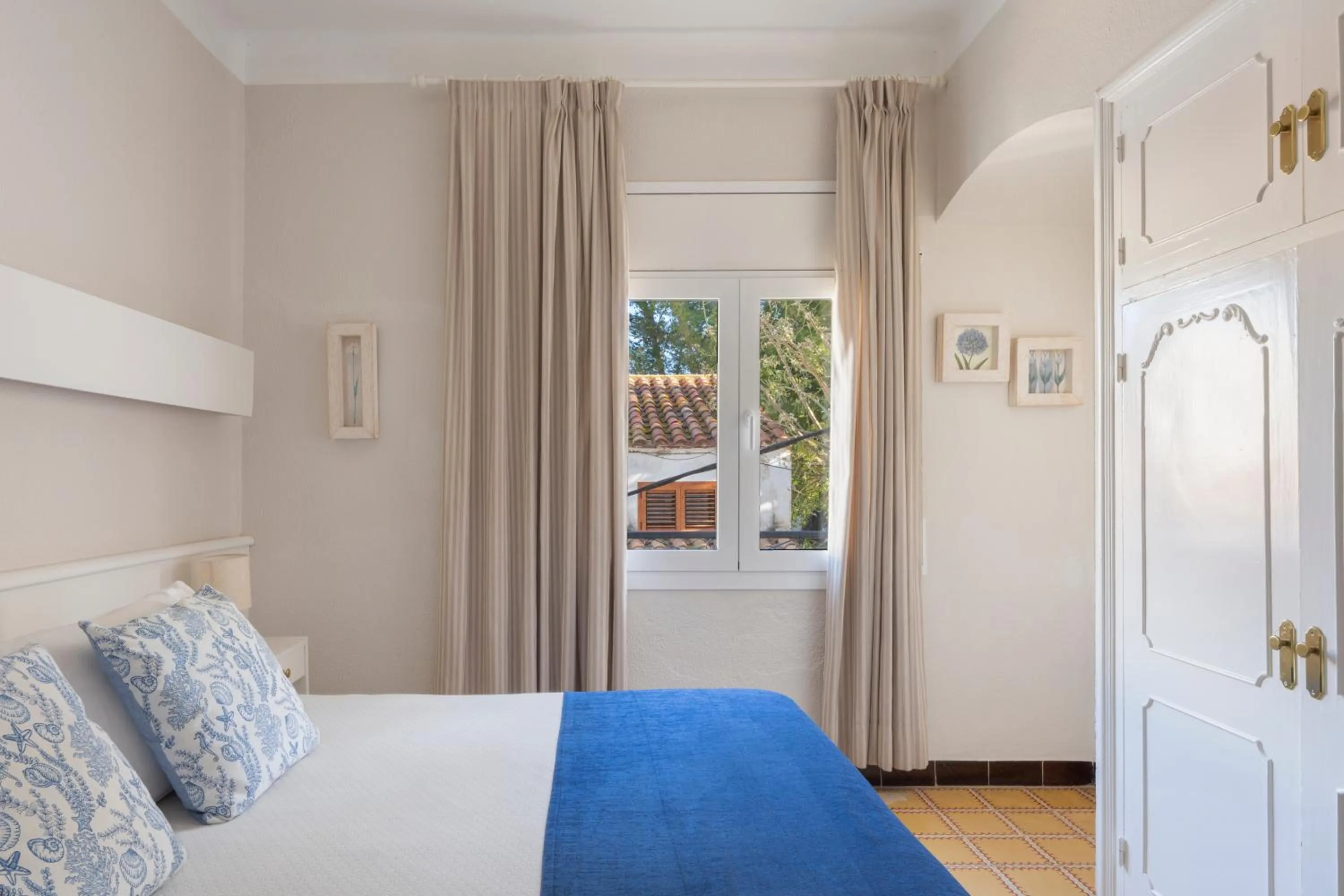 Photo of the whole room, Bed in La Goleta