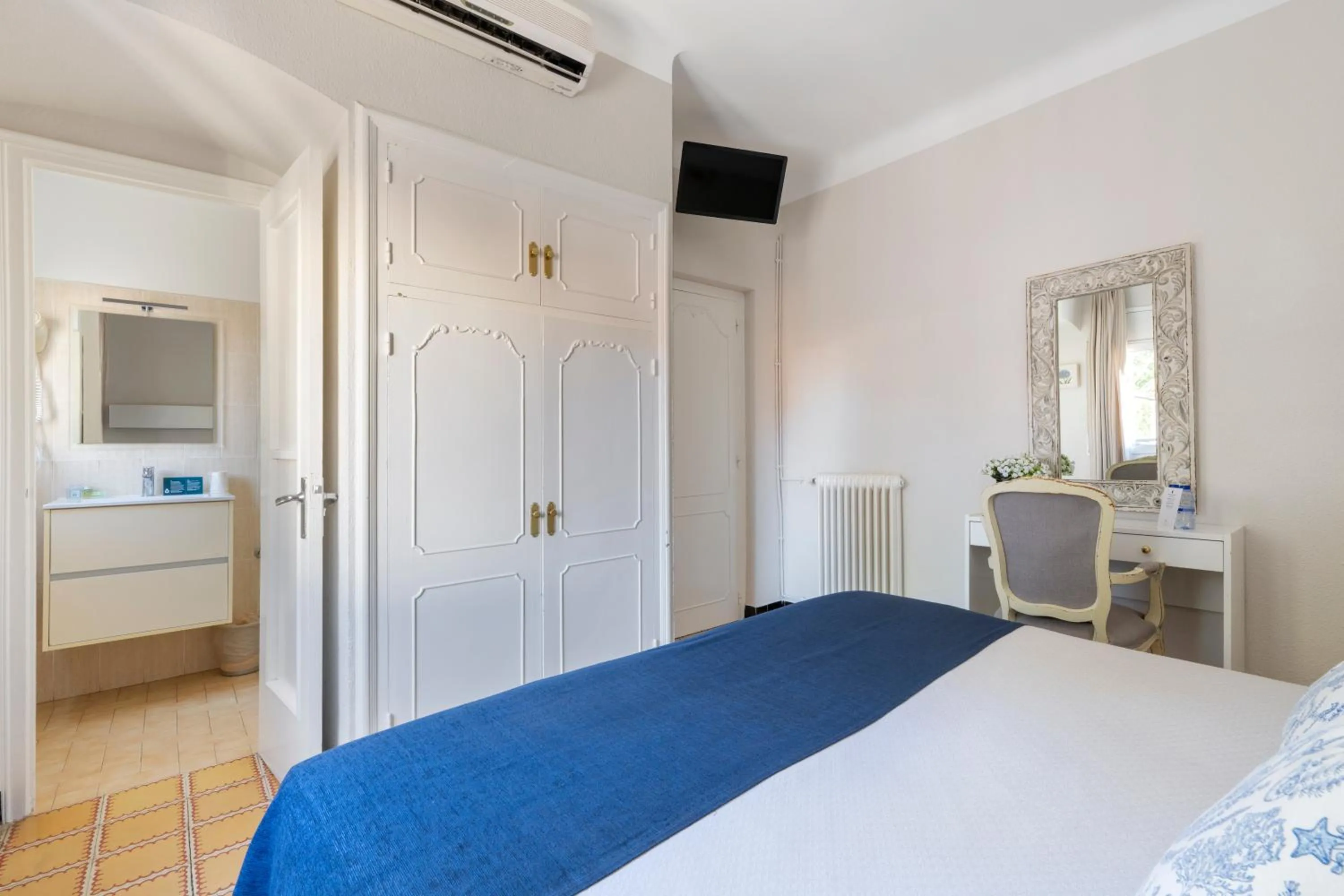 Photo of the whole room, Bed in La Goleta