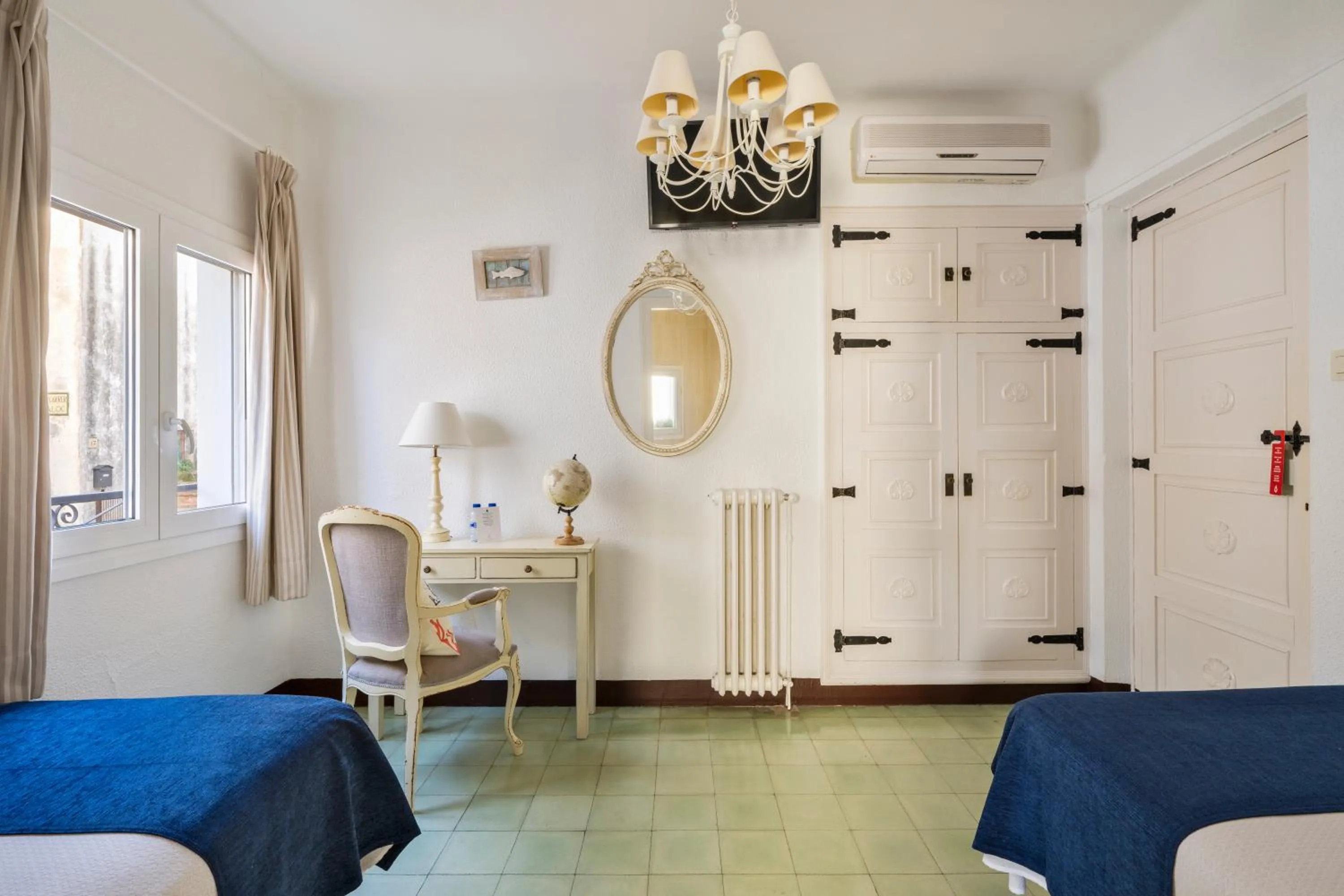 Photo of the whole room in La Goleta