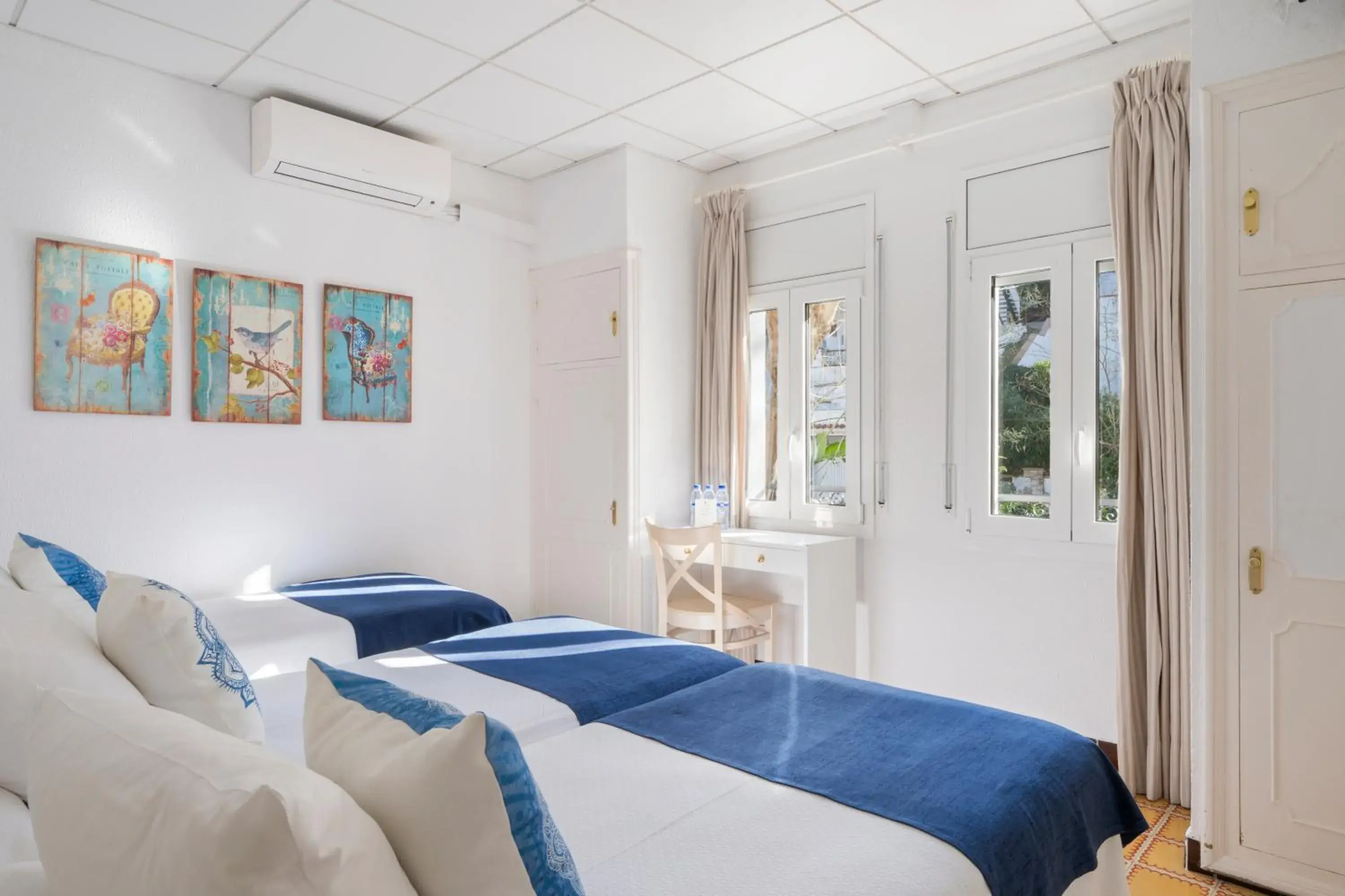 Economy Triple Room in La Goleta Economy Triple Room in La Goleta