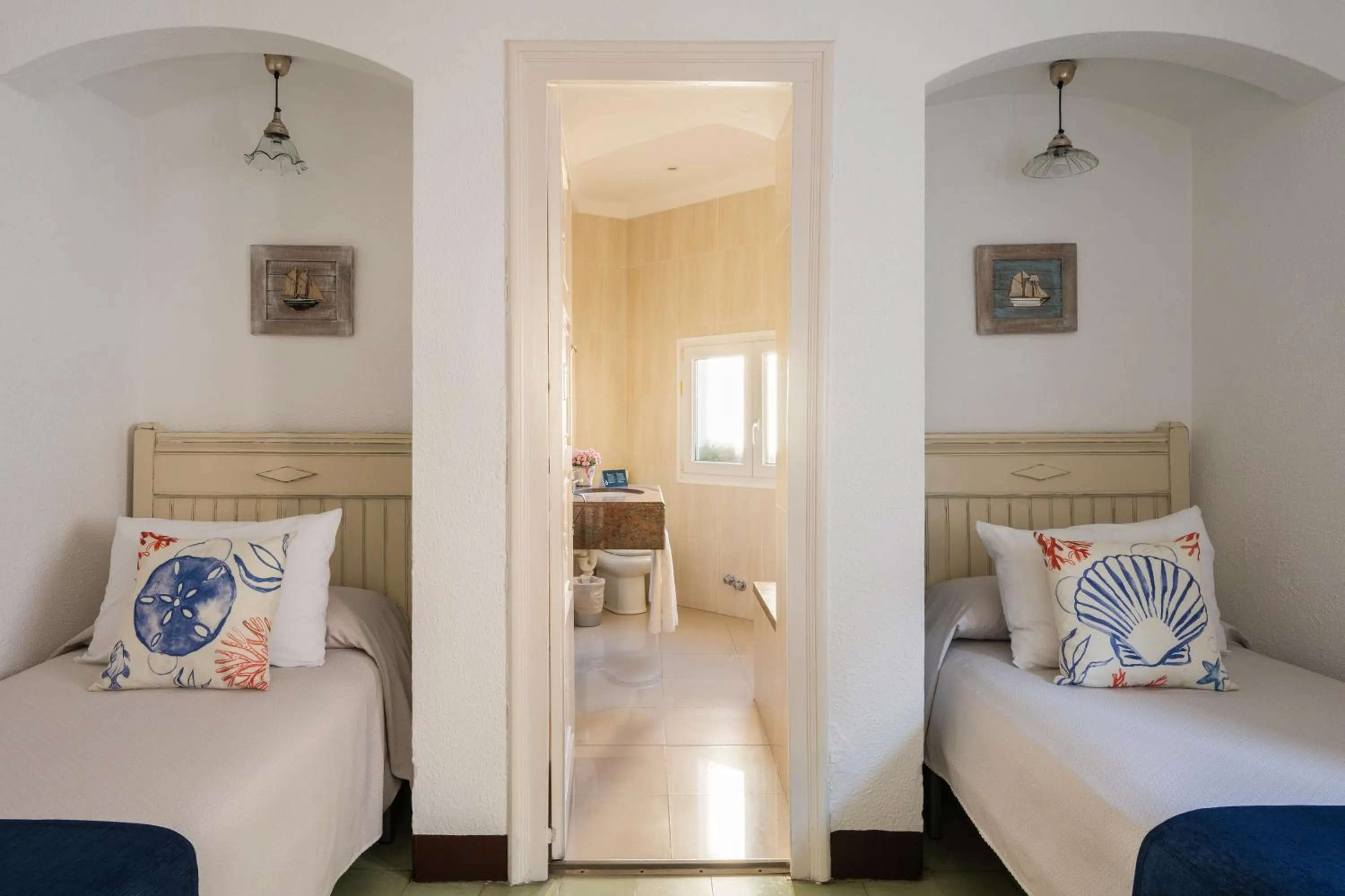 Photo of the whole room, Bed in La Goleta