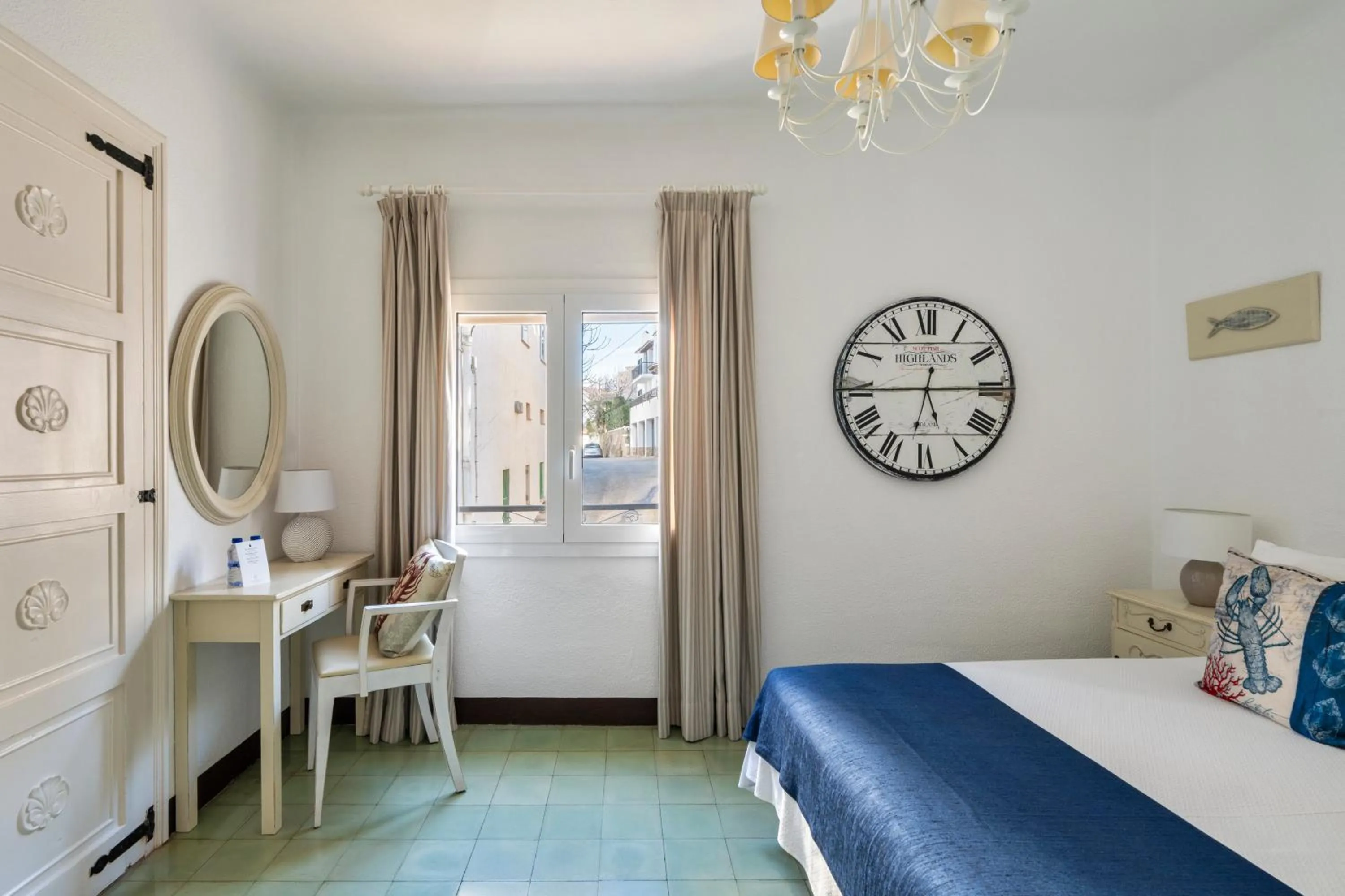 Photo of the whole room, Bed in La Goleta