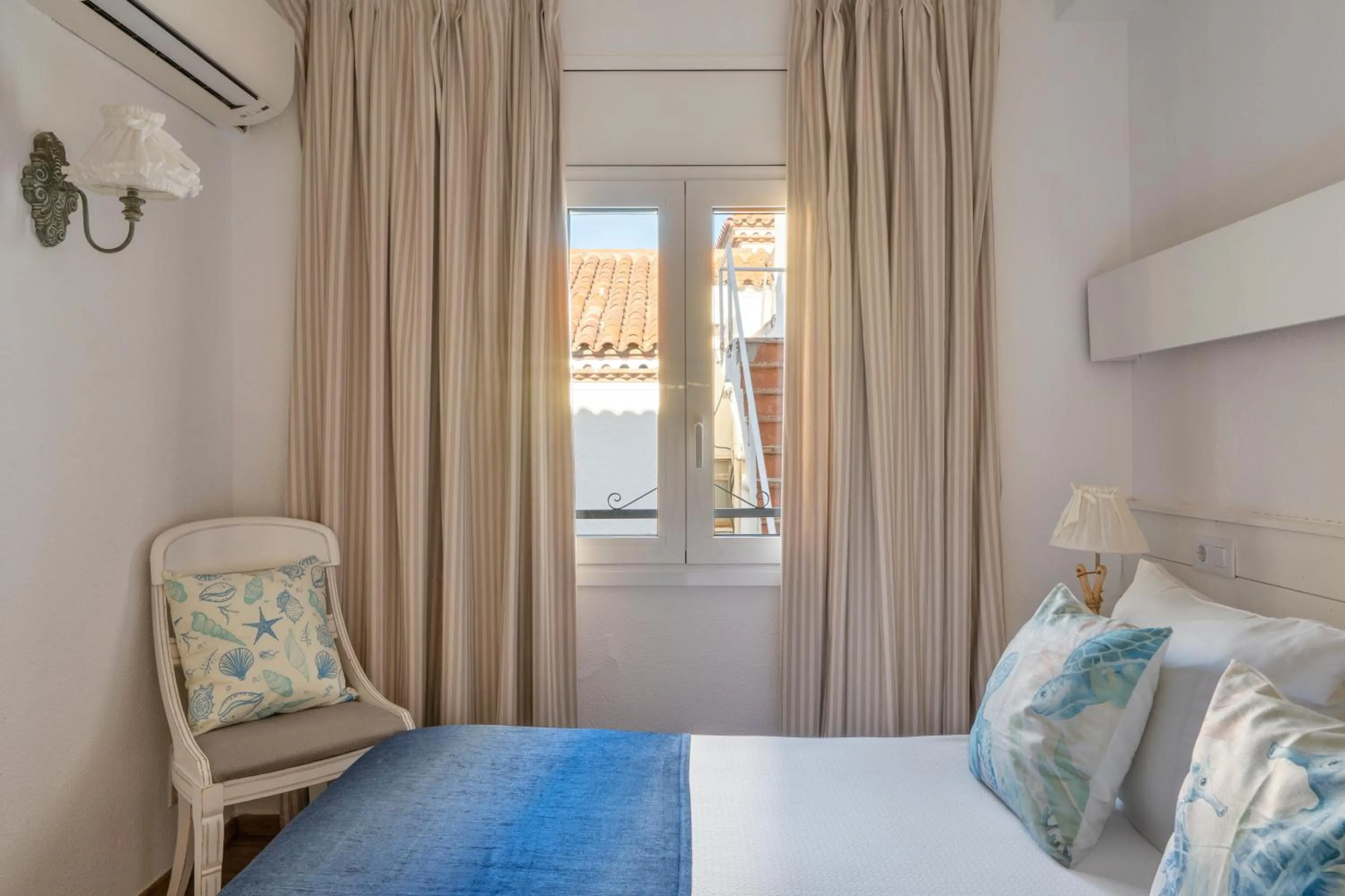 Photo of the whole room, Bed in La Goleta