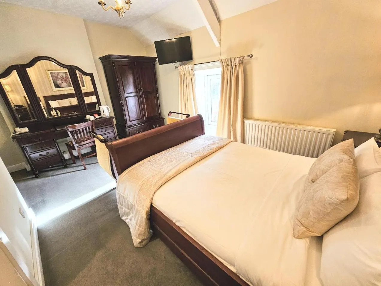 Bedroom, Bed in The Glenbeigh Hotel