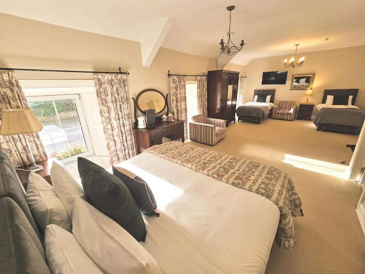 Bedroom, Bed in The Glenbeigh Hotel