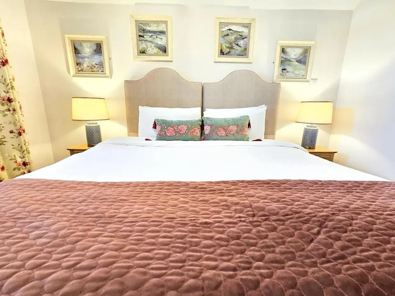 Deluxe Double Room with Shower in The Glenbeigh Hotel Deluxe Double Room with Shower in The Glenbeigh Hotel