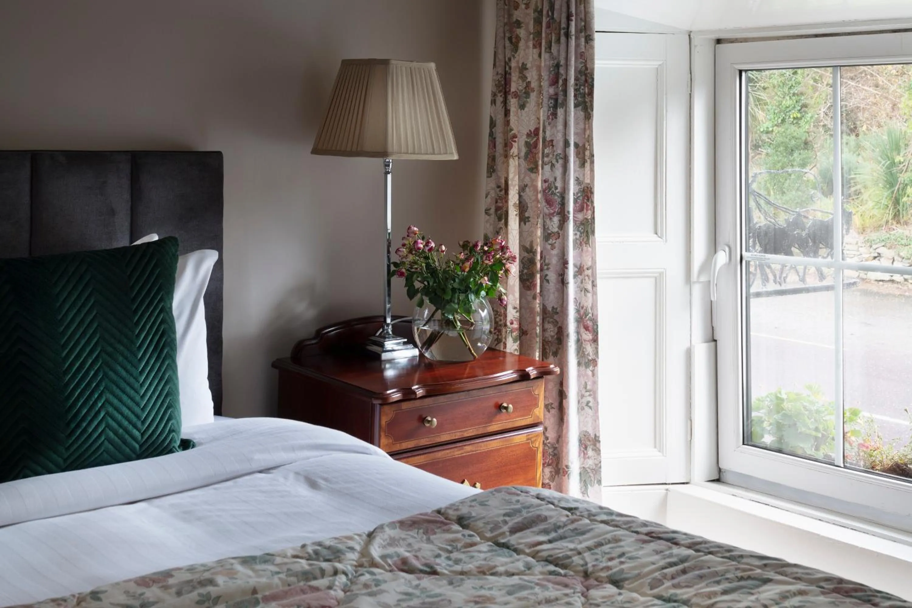 Bedroom, Bed in The Glenbeigh Hotel