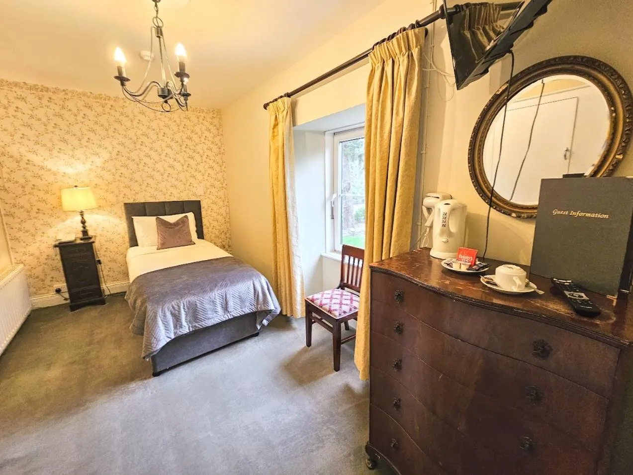 Bedroom, Bed in The Glenbeigh Hotel