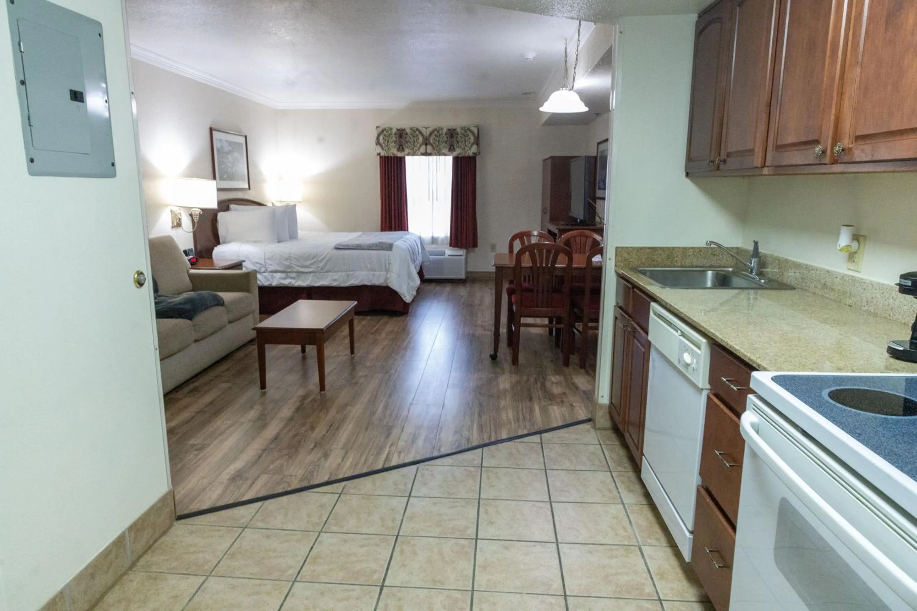 Photo of the whole room, Bed in Homestead Lodge Apart Hotel