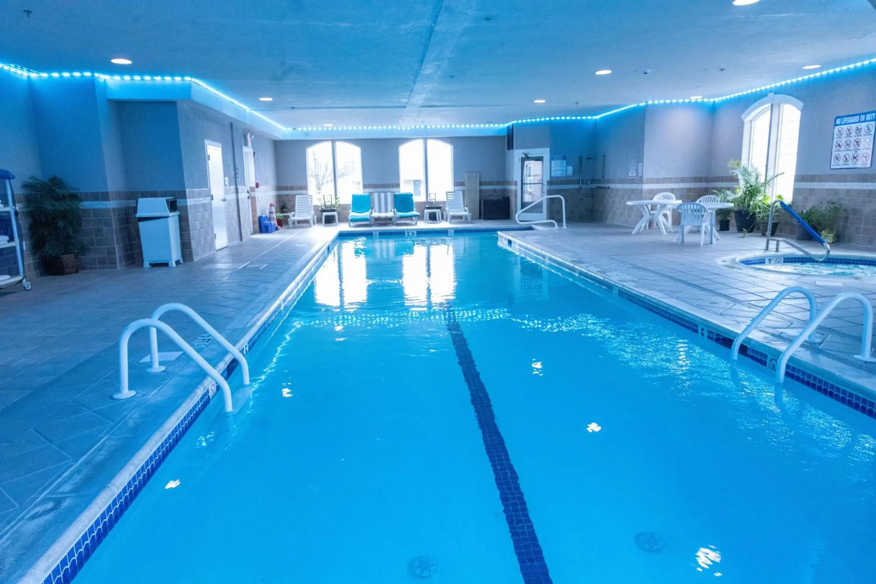 Swimming pool in Homestead Lodge Apart Hotel Swimming pool in Homestead Lodge Apart Hotel