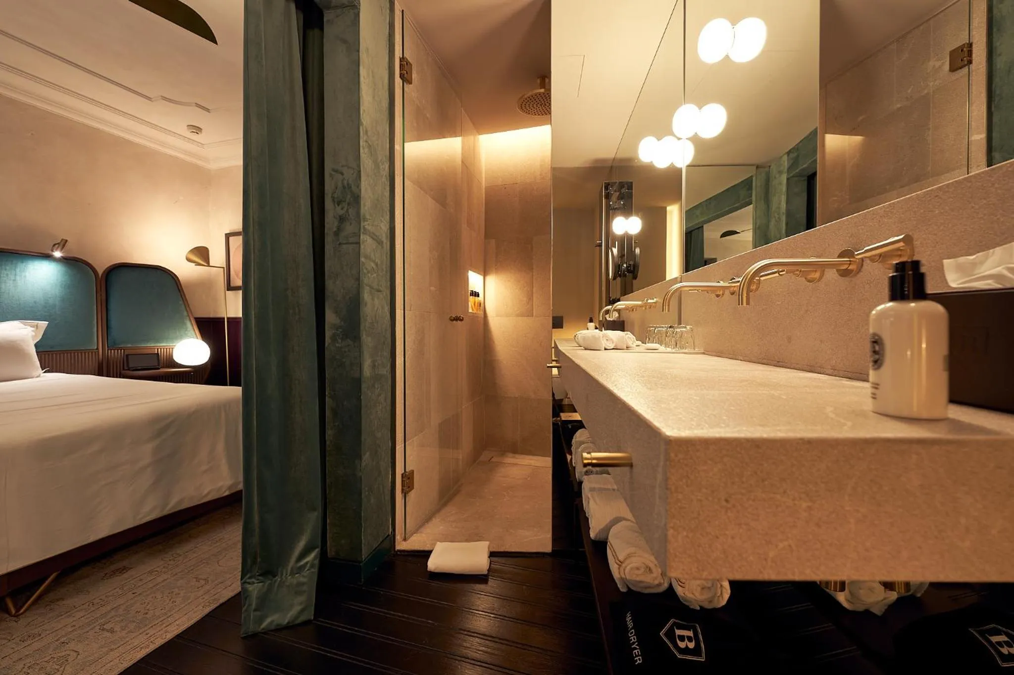 Bathroom, Bed in Can Bordoy Grand House Hotel GL Preferred Hotel