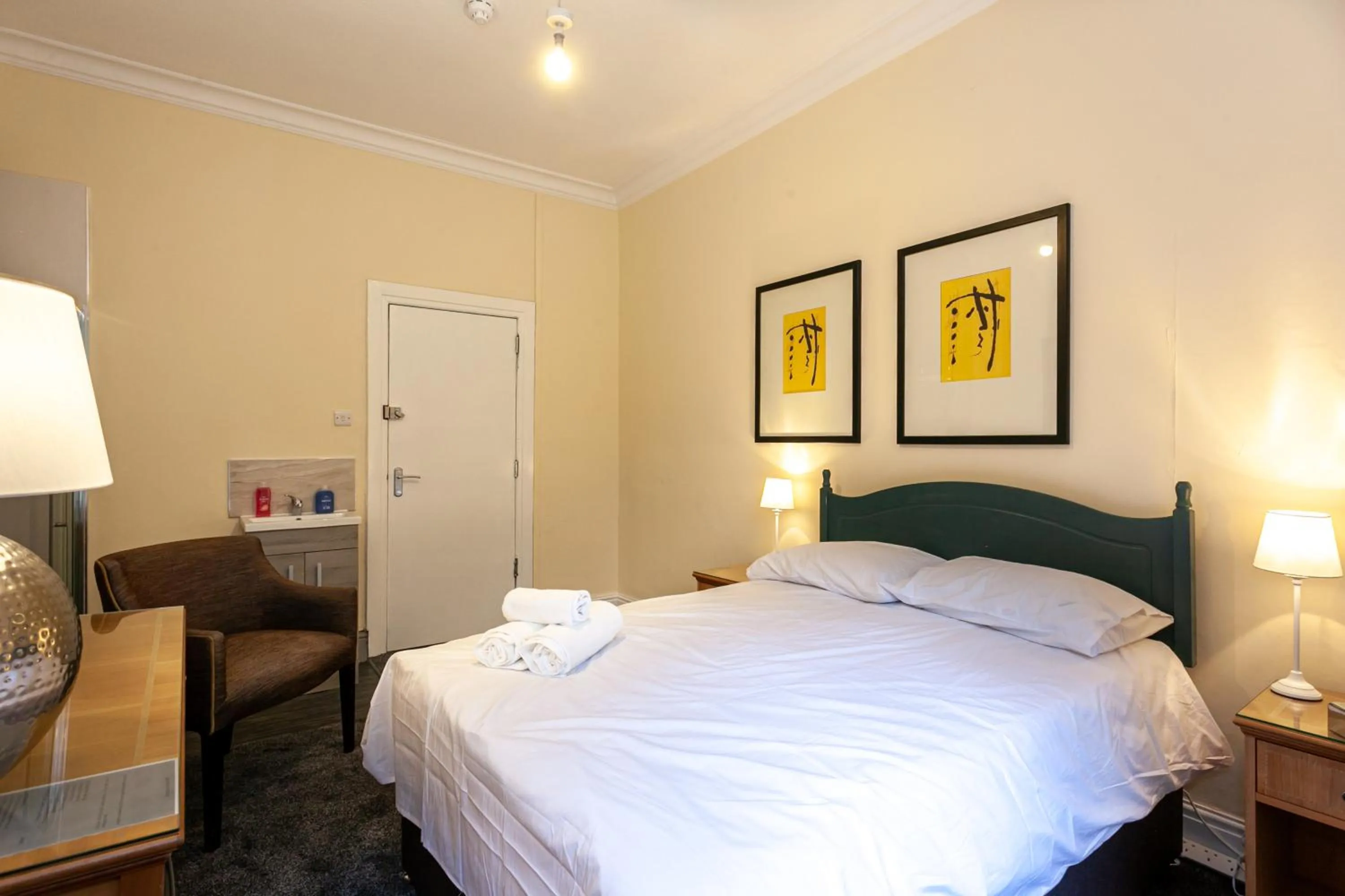 Photo of the whole room, Bed in Townhouse No 12