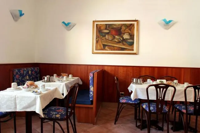 Restaurant/places to eat in Albergo Carla