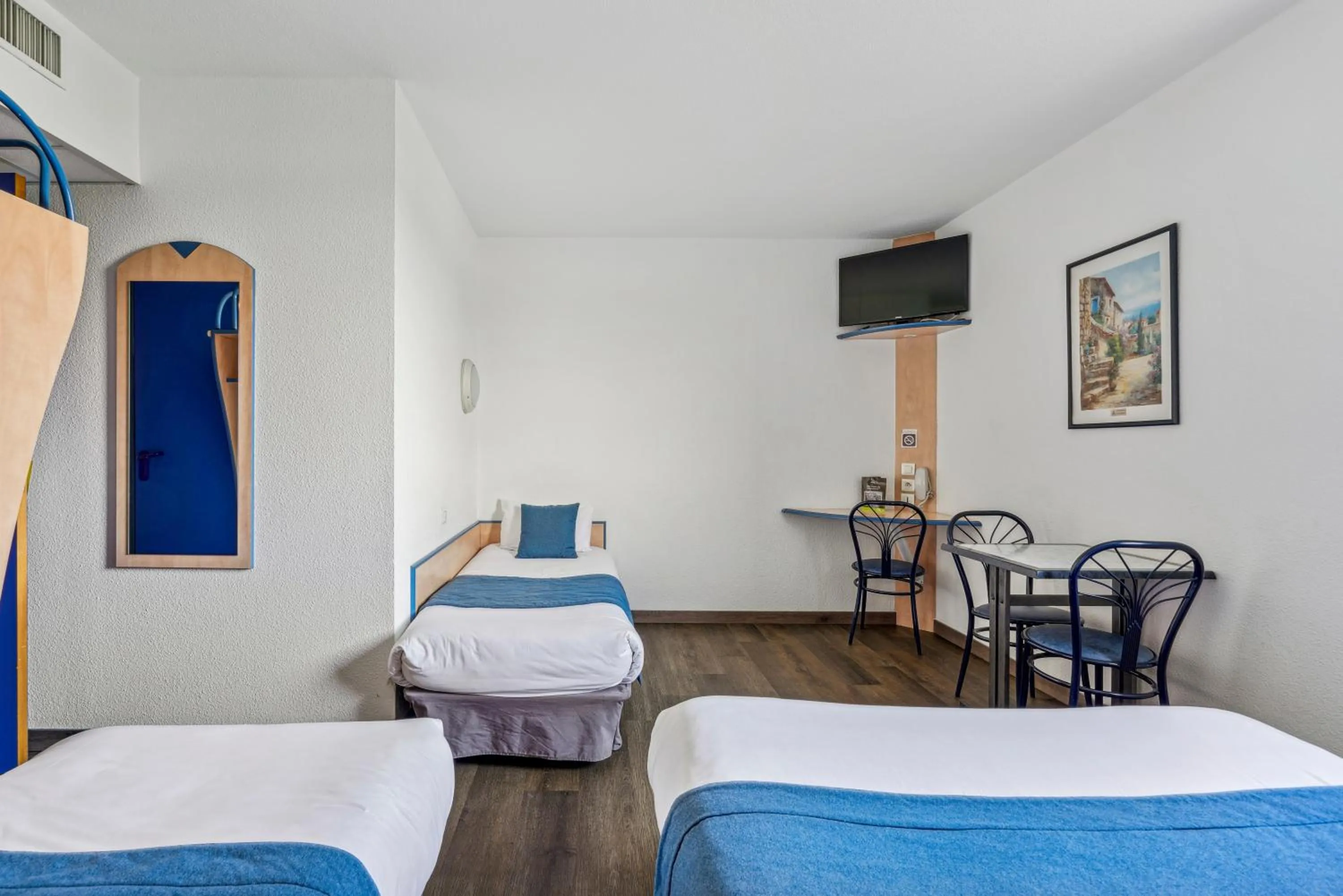 TV and multimedia, Bed in Hôtel AKENA Chateaurenard - Parc des Expositions Avignon