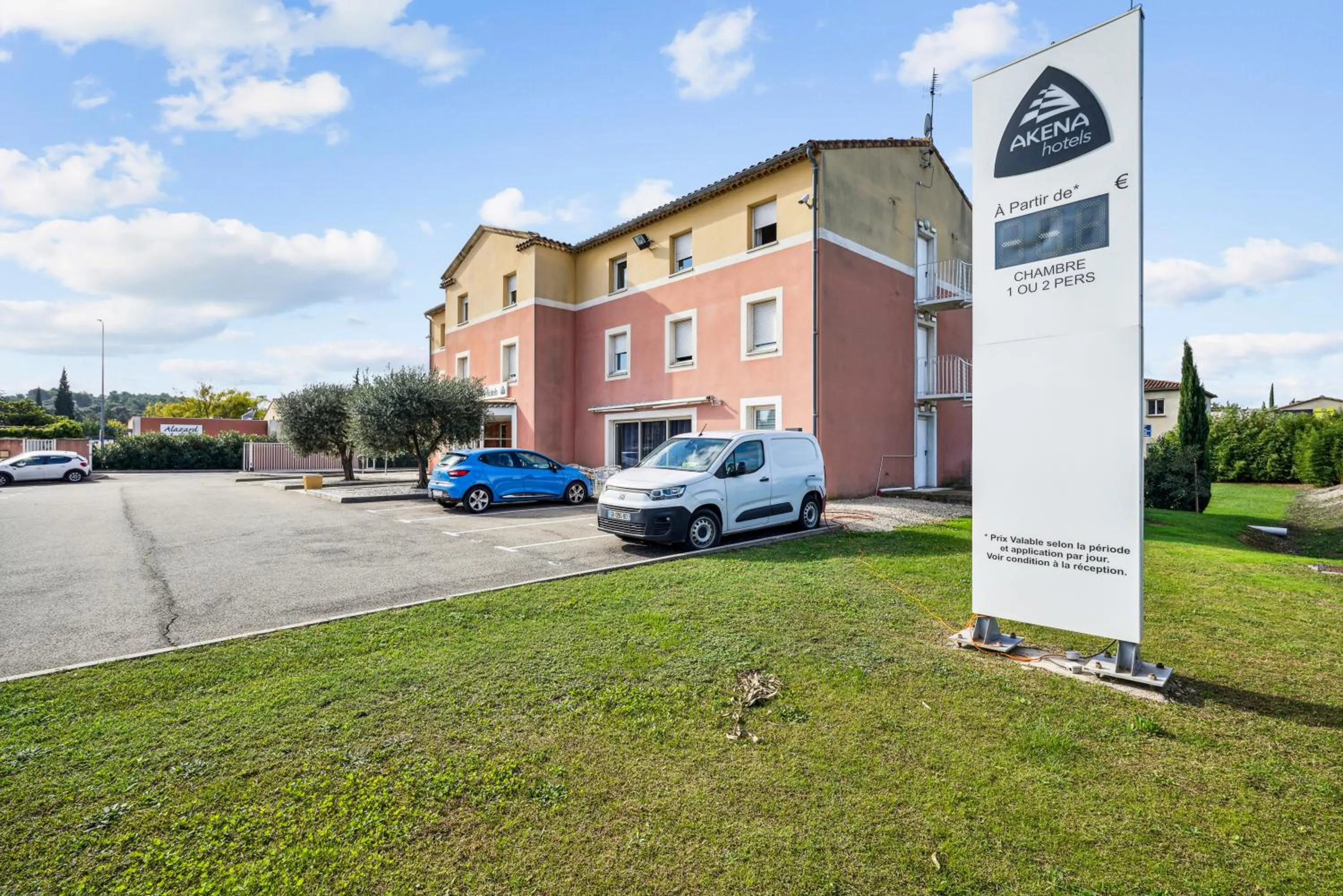 Parking in Hôtel AKENA Chateaurenard - Parc des Expositions Avignon