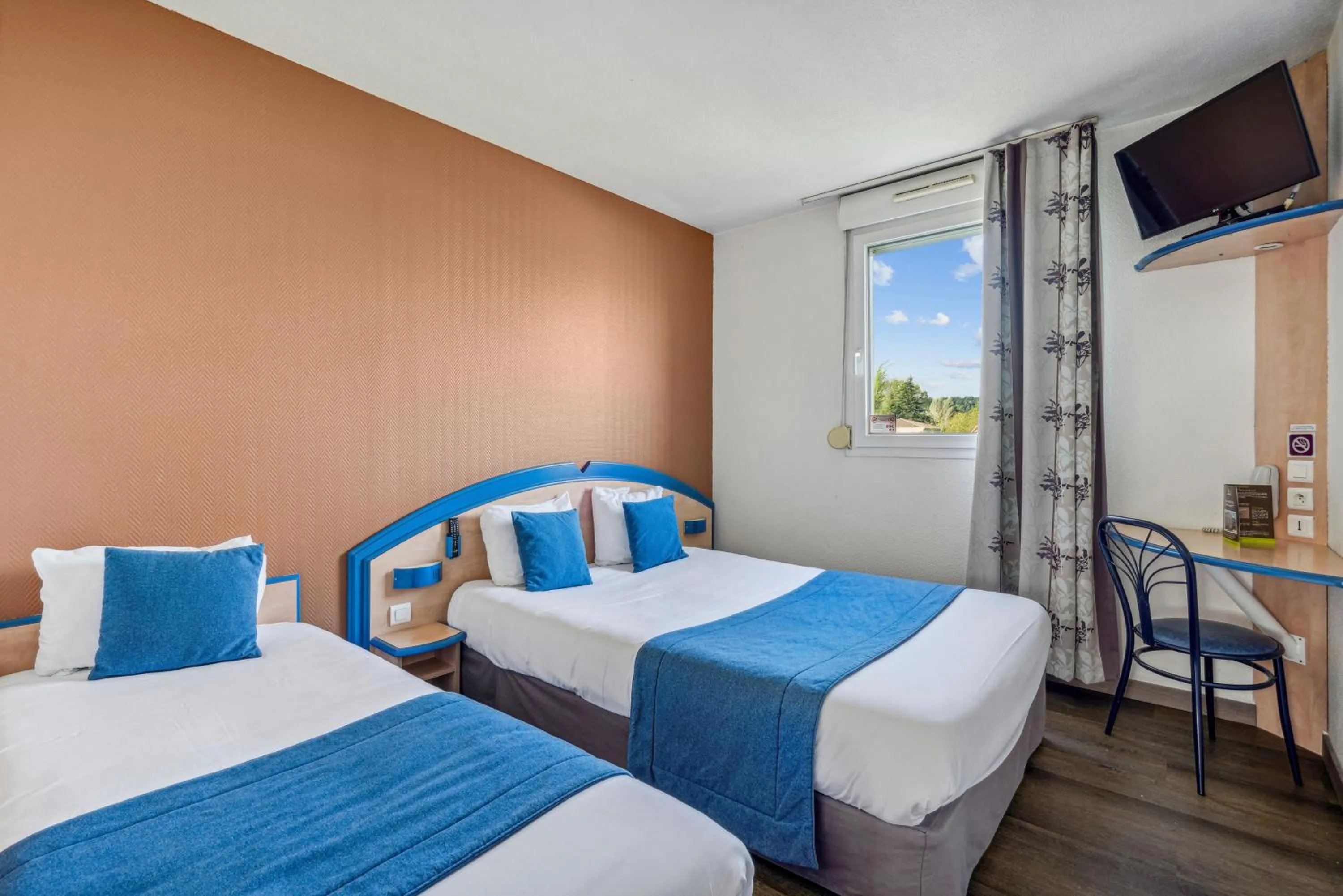 Photo of the whole room, Bed in Hôtel AKENA Chateaurenard - Parc des Expositions Avignon