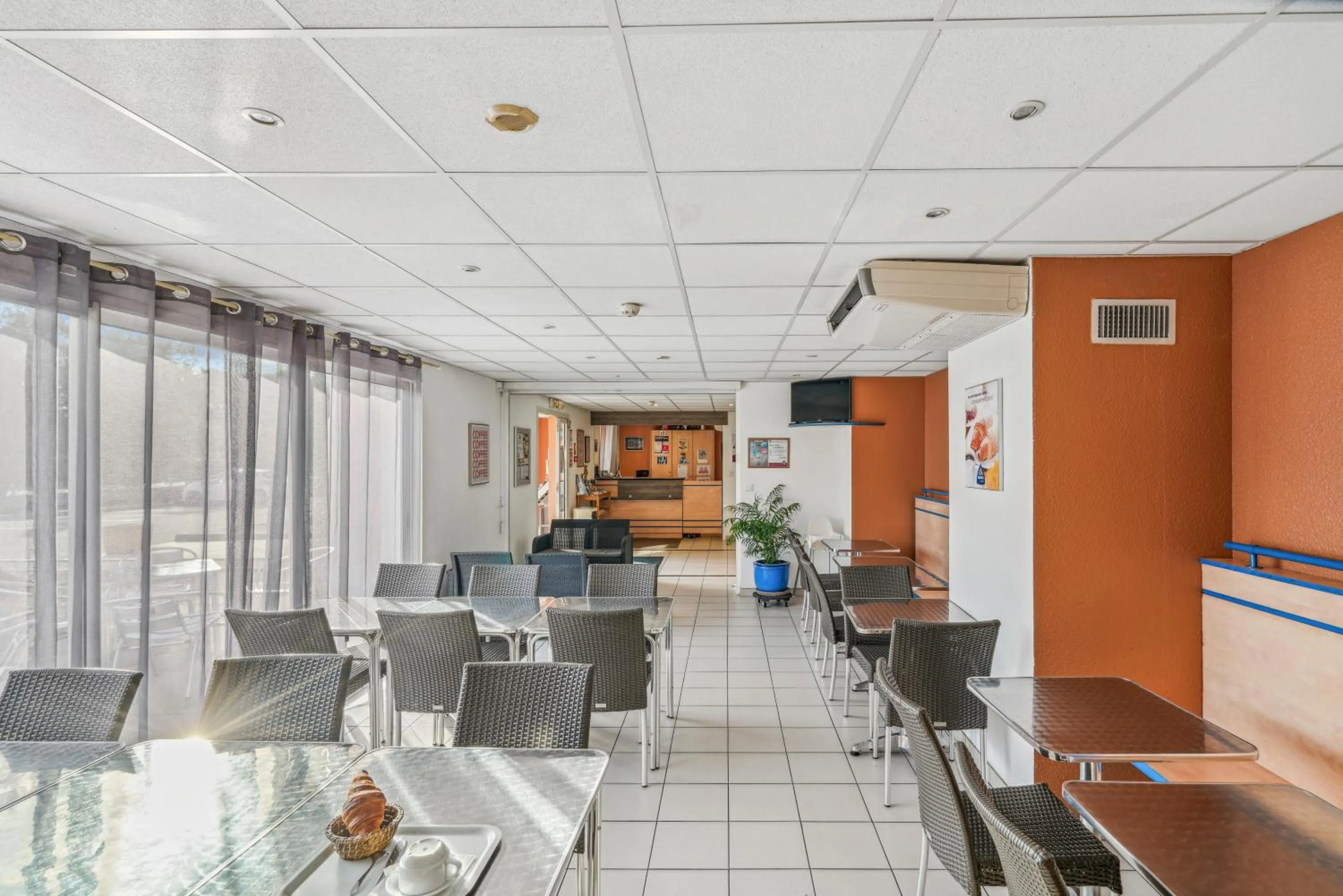 Lobby or reception in Hôtel AKENA Chateaurenard - Parc des Expositions Avignon