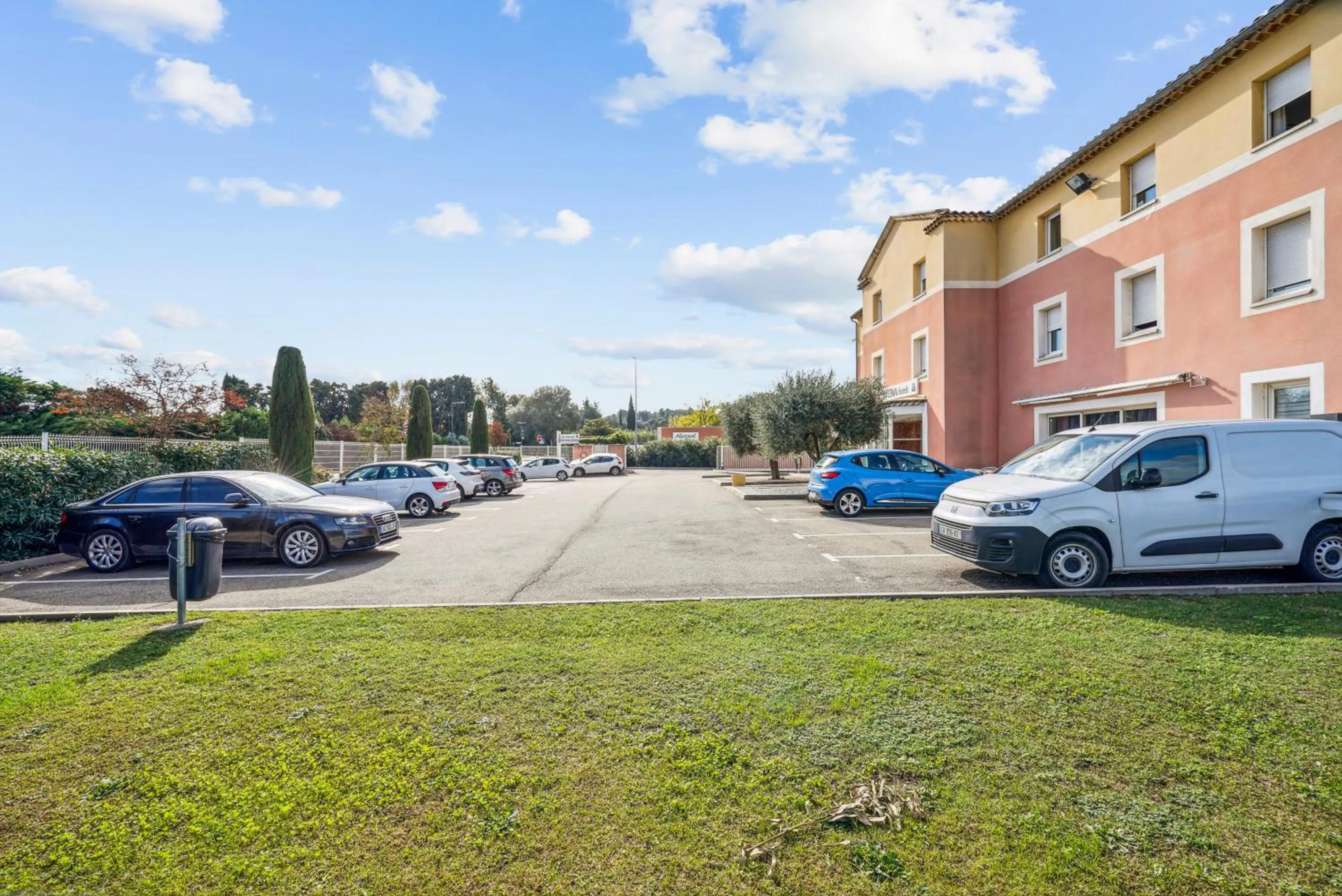 Parking in Hôtel AKENA Chateaurenard - Parc des Expositions Avignon