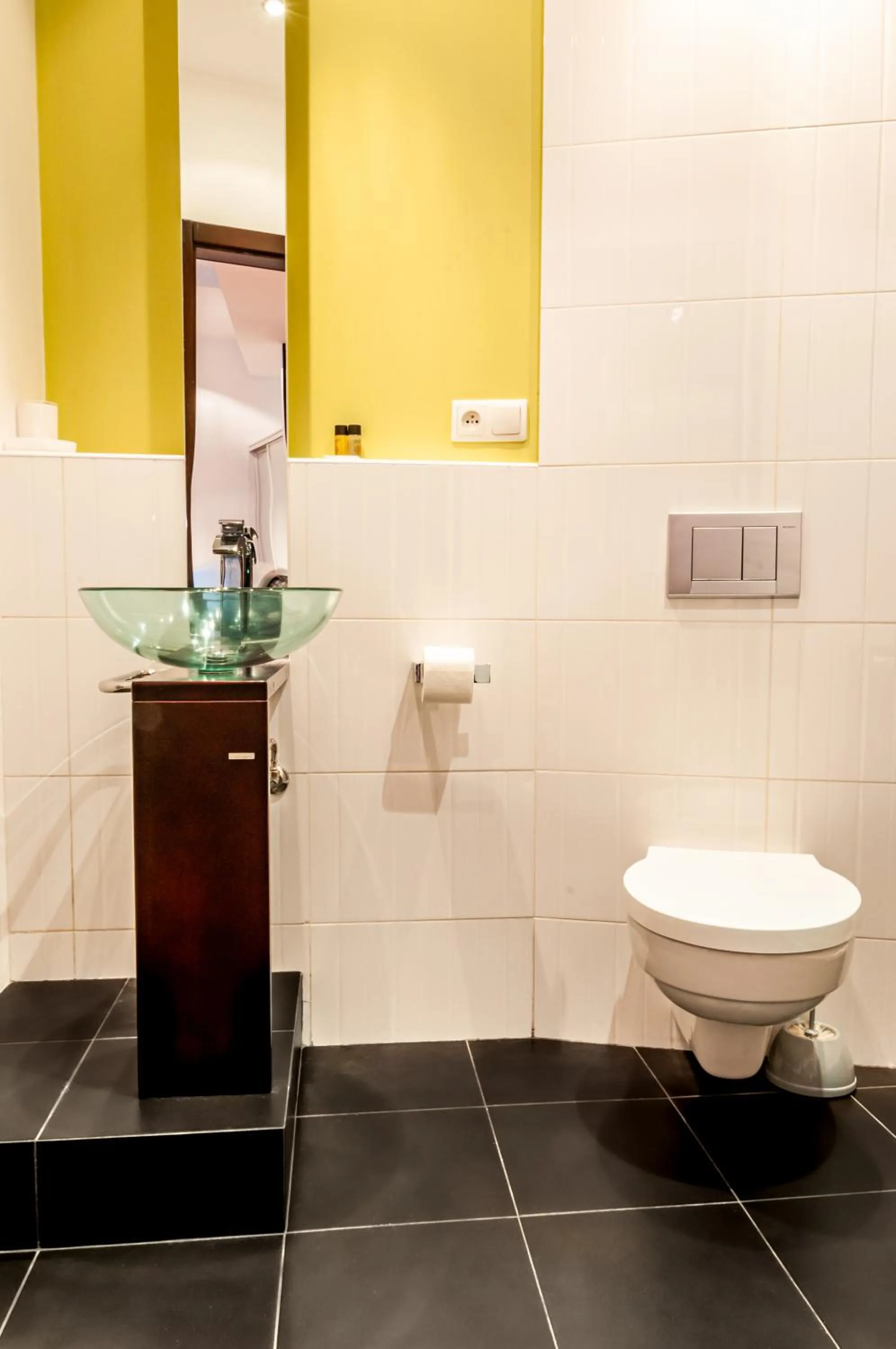 Toilet in Home & Travel Apartments - AC - Parking - City Centre - Manufaktura - OFF Piotrkowska - EC1 - ATLAS Arena - Orientarium - Monopolis