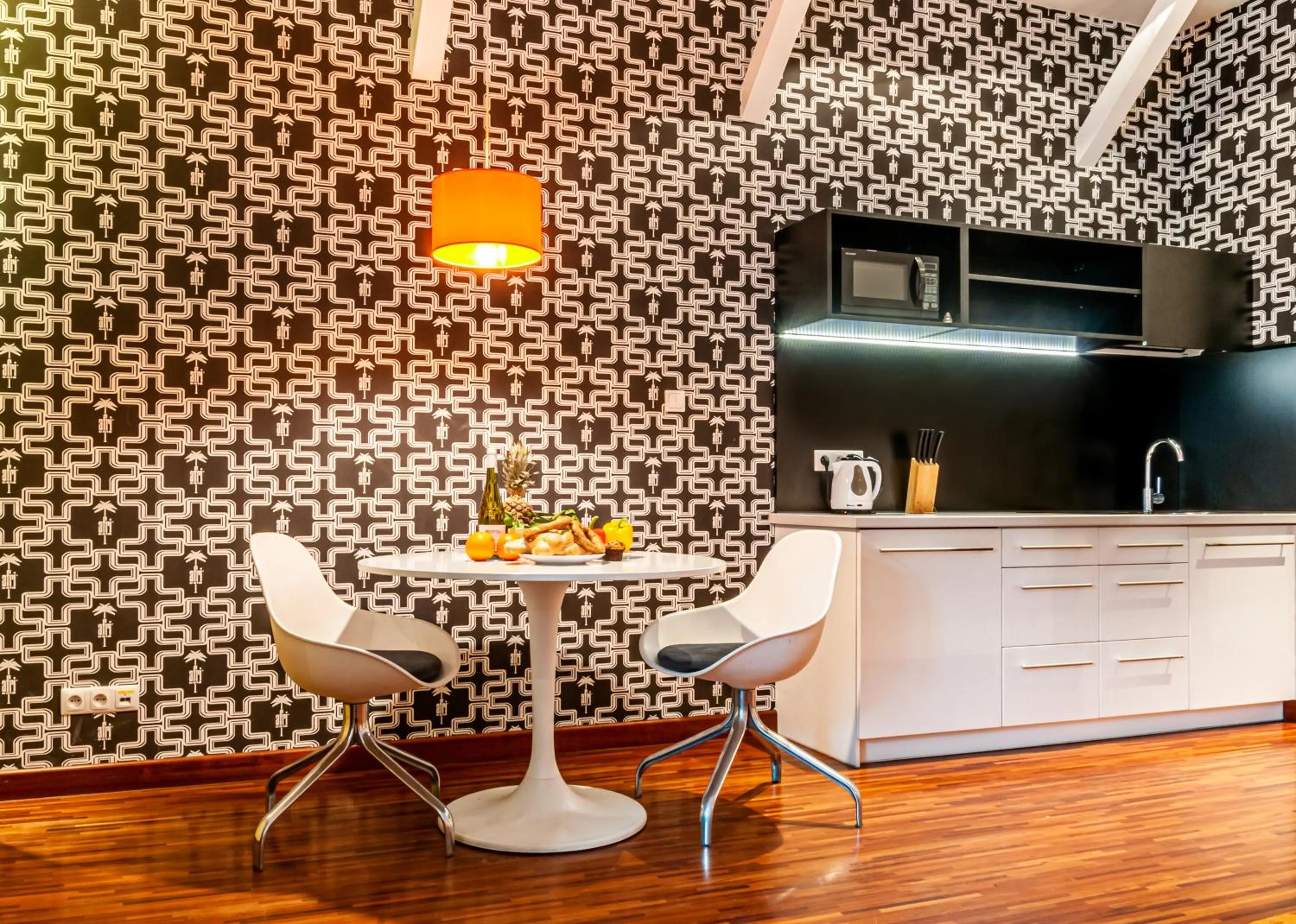 Kitchen or kitchenette in Home & Travel Apartments - AC - Parking - City Centre - Manufaktura - OFF Piotrkowska - EC1 - ATLAS Arena - Orientarium - Monopolis