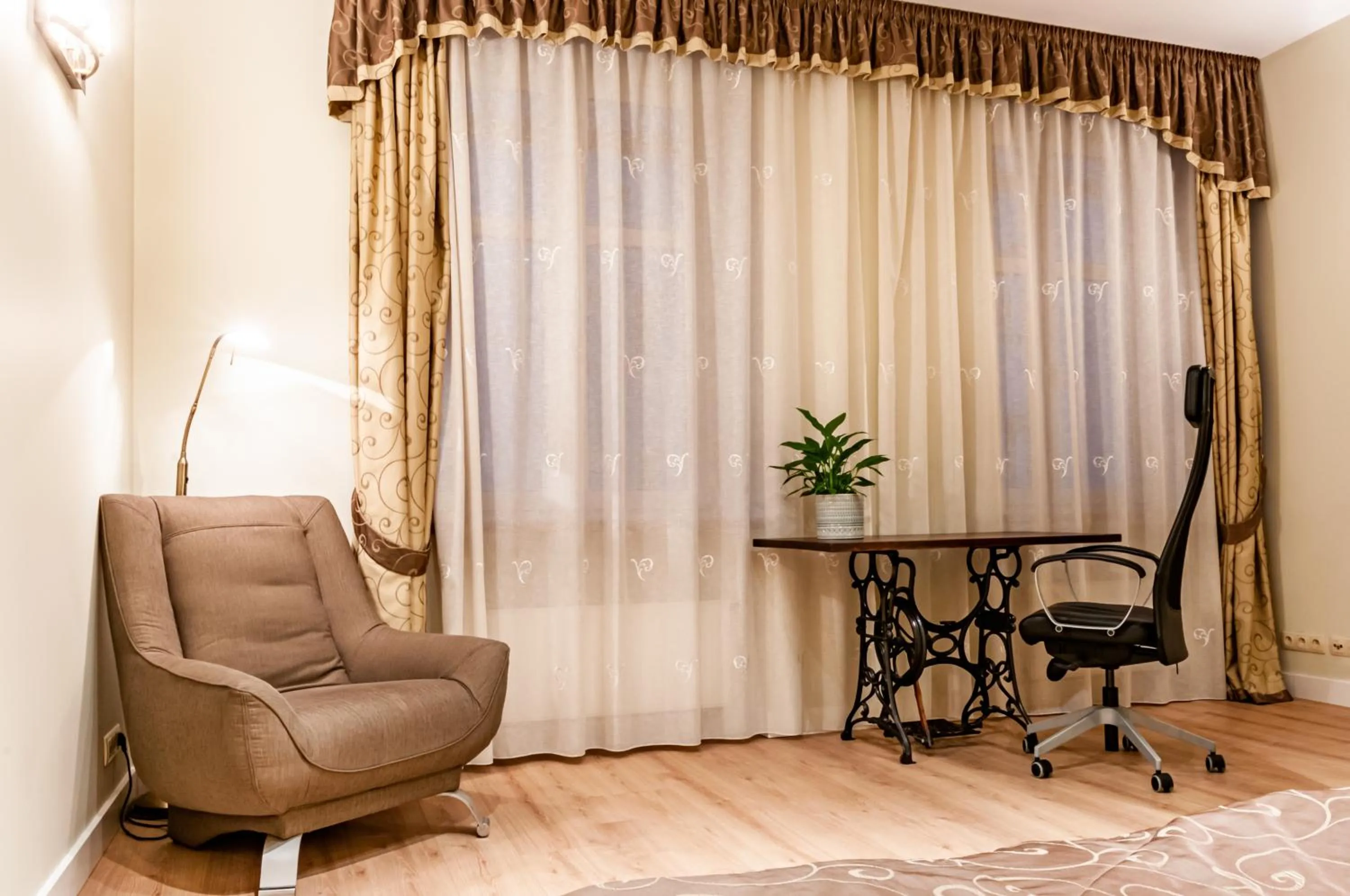 Seating area in Home & Travel Apartments - AC - Parking - City Centre - Manufaktura - OFF Piotrkowska - EC1 - ATLAS Arena - Orientarium - Monopolis