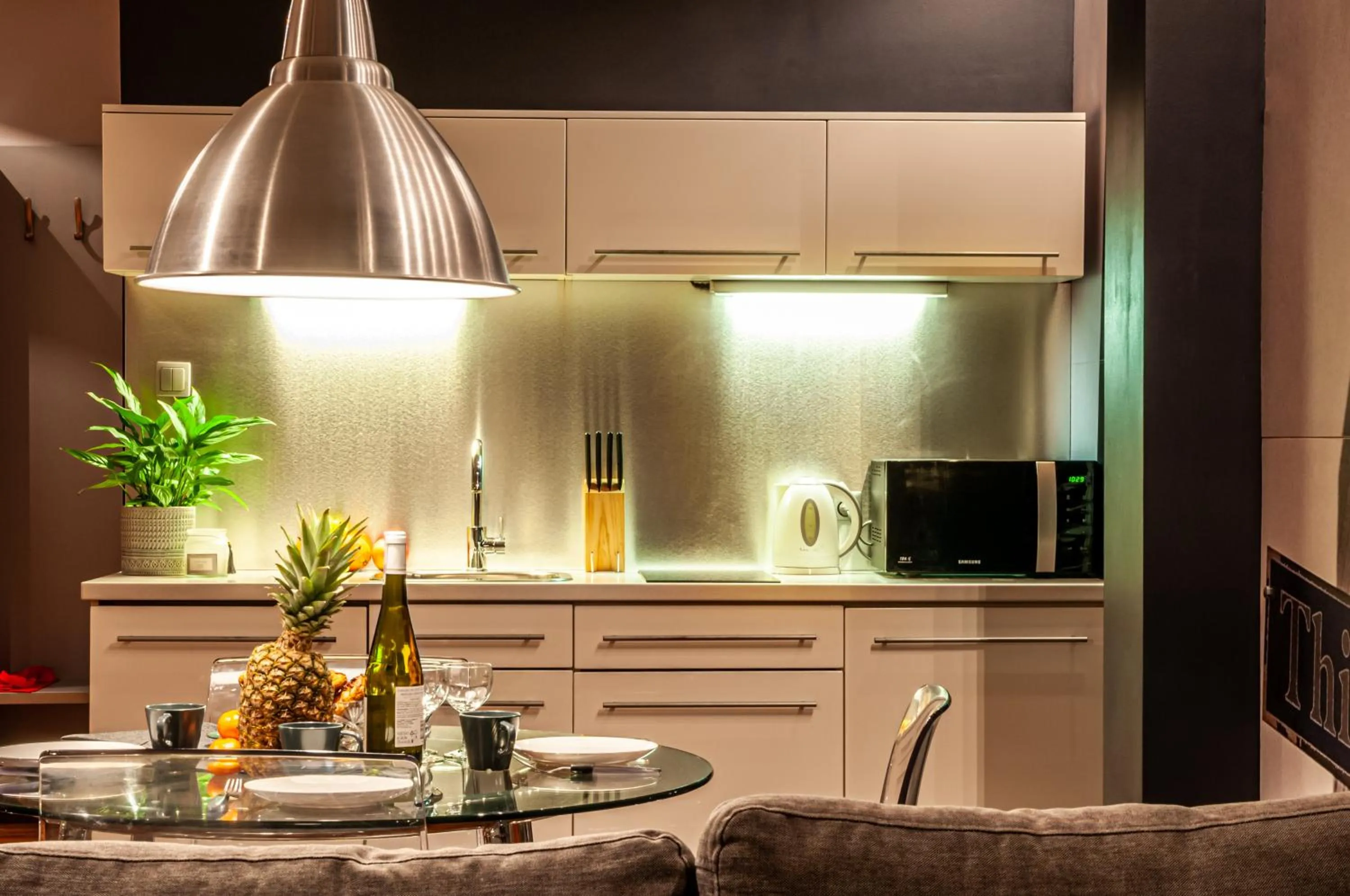 Kitchen or kitchenette in Home & Travel Apartments - AC - Parking - City Centre - Manufaktura - OFF Piotrkowska - EC1 - ATLAS Arena - Orientarium - Monopolis