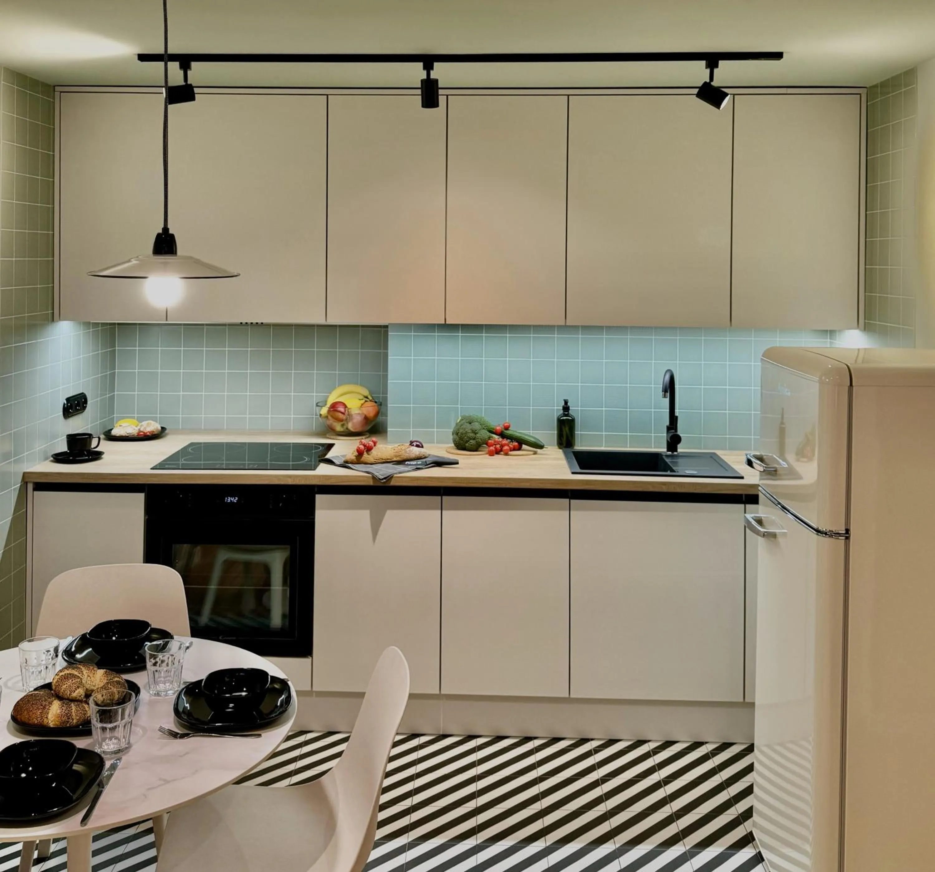 Kitchen or kitchenette in Home & Travel Apartments - AC - Parking - City Centre - Manufaktura - OFF Piotrkowska - EC1 - ATLAS Arena - Orientarium - Monopolis