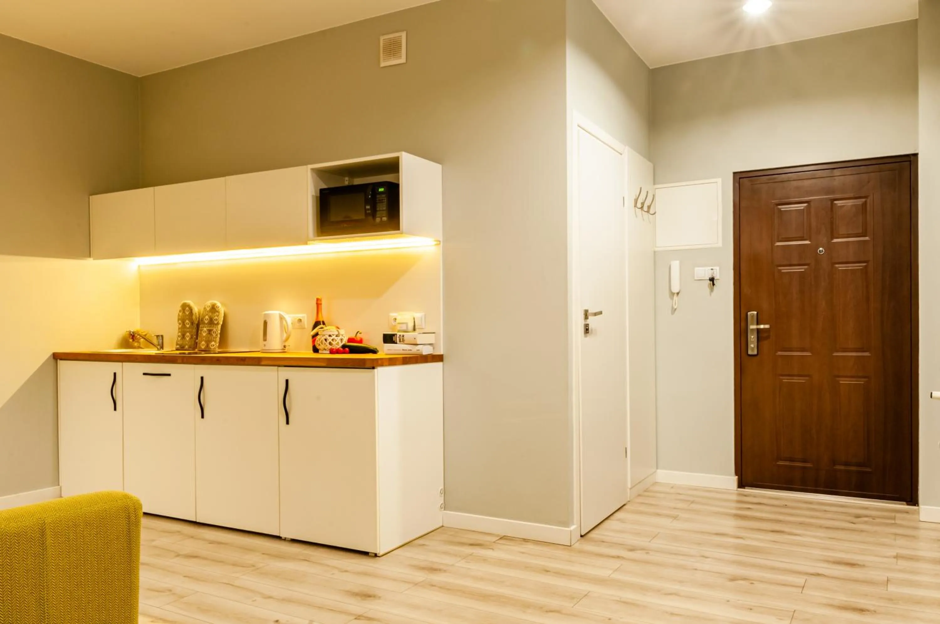 Kitchen or kitchenette in Home & Travel Apartments - AC - Parking - City Centre - Manufaktura - OFF Piotrkowska - EC1 - ATLAS Arena - Orientarium - Monopolis