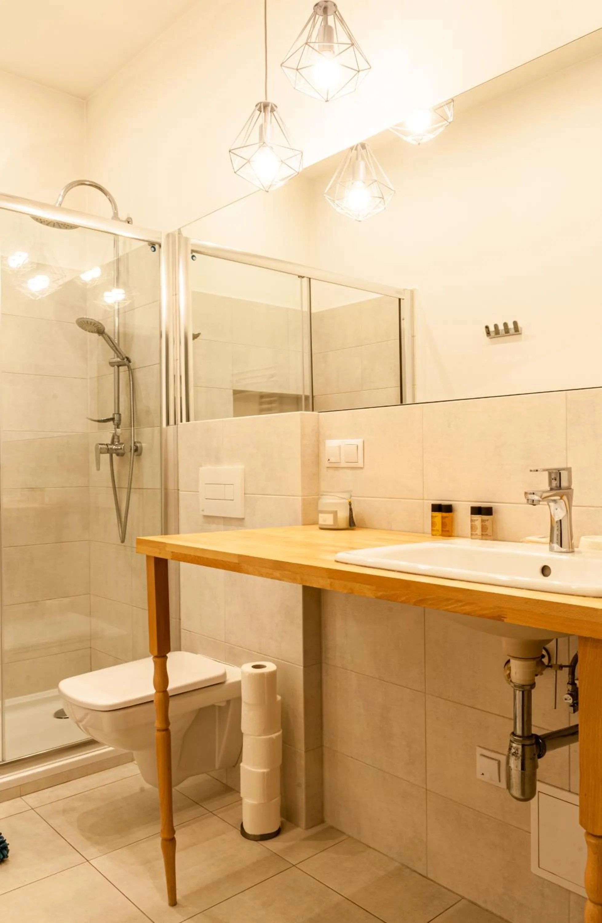 Bathroom in Home & Travel Apartments - AC - Parking - City Centre - Manufaktura - OFF Piotrkowska - EC1 - ATLAS Arena - Orientarium - Monopolis