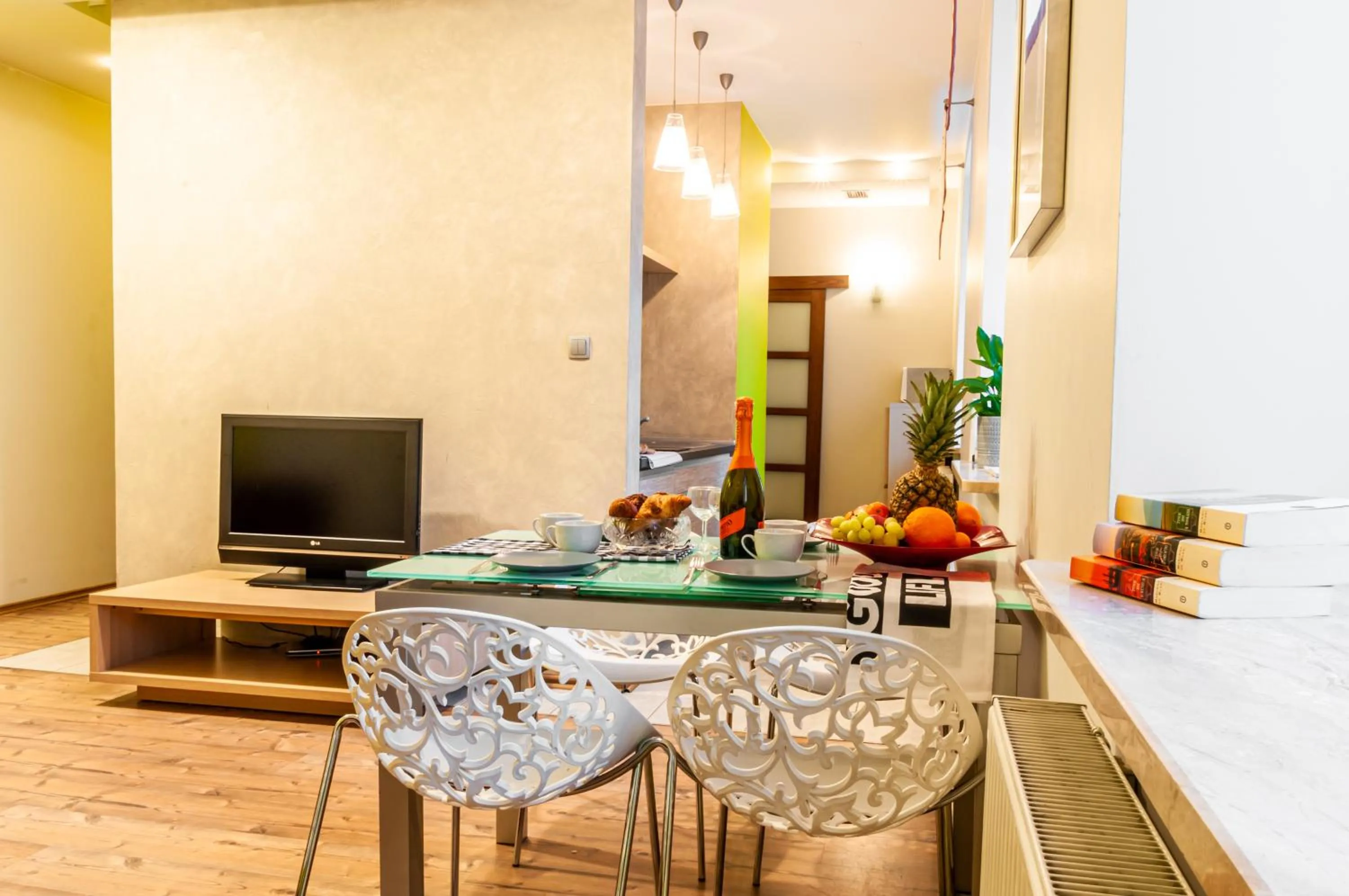 Dining area in Home & Travel Apartments - AC - Parking - City Centre - Manufaktura - OFF Piotrkowska - EC1 - ATLAS Arena - Orientarium - Monopolis