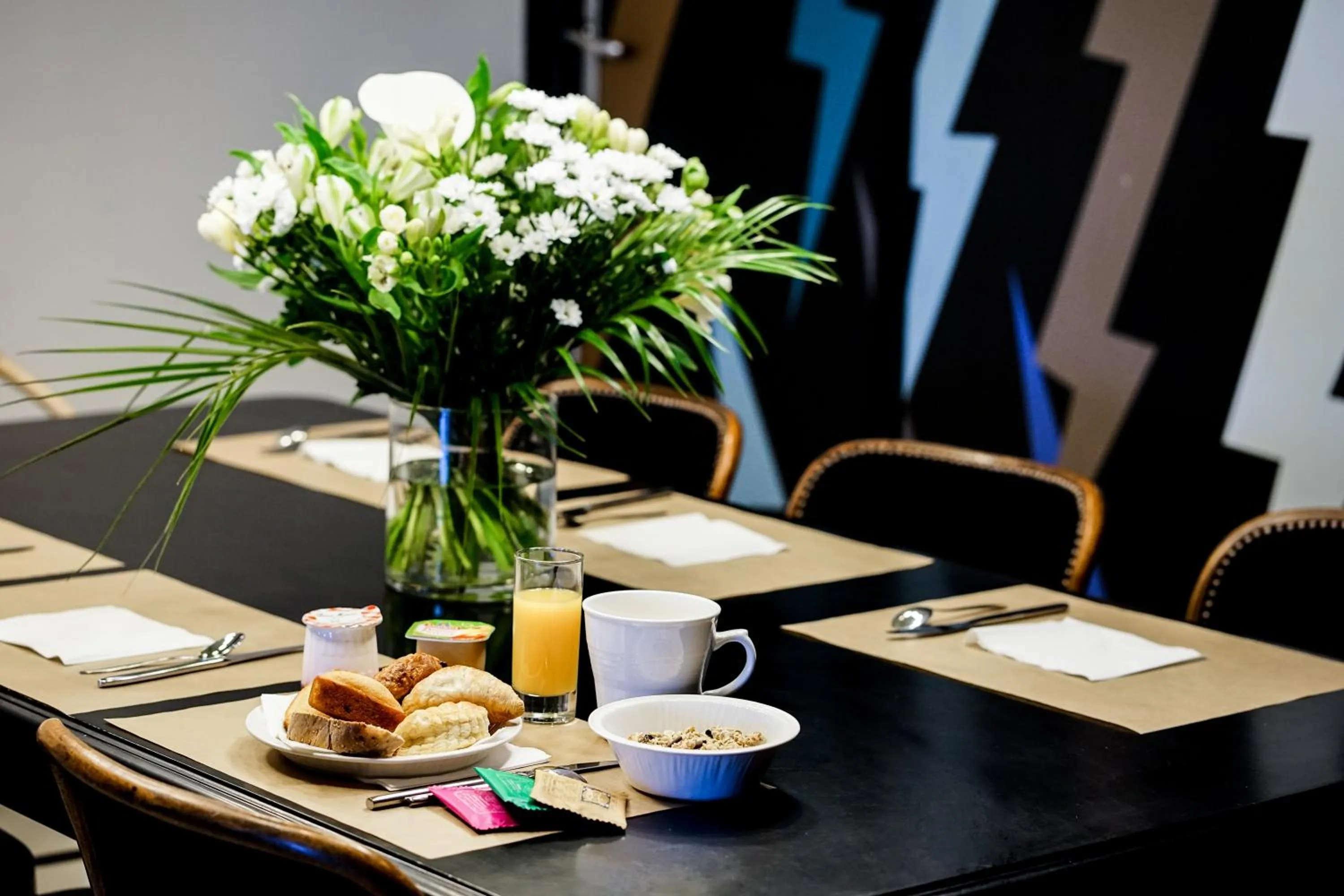 Dining area in Hôtel Le Collonges TV connecté wifi Netflix