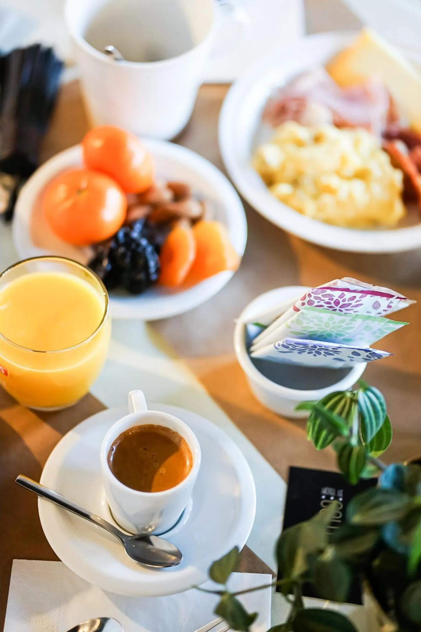 Food and drinks in Hôtel Le Collonges TV connecté wifi Netflix