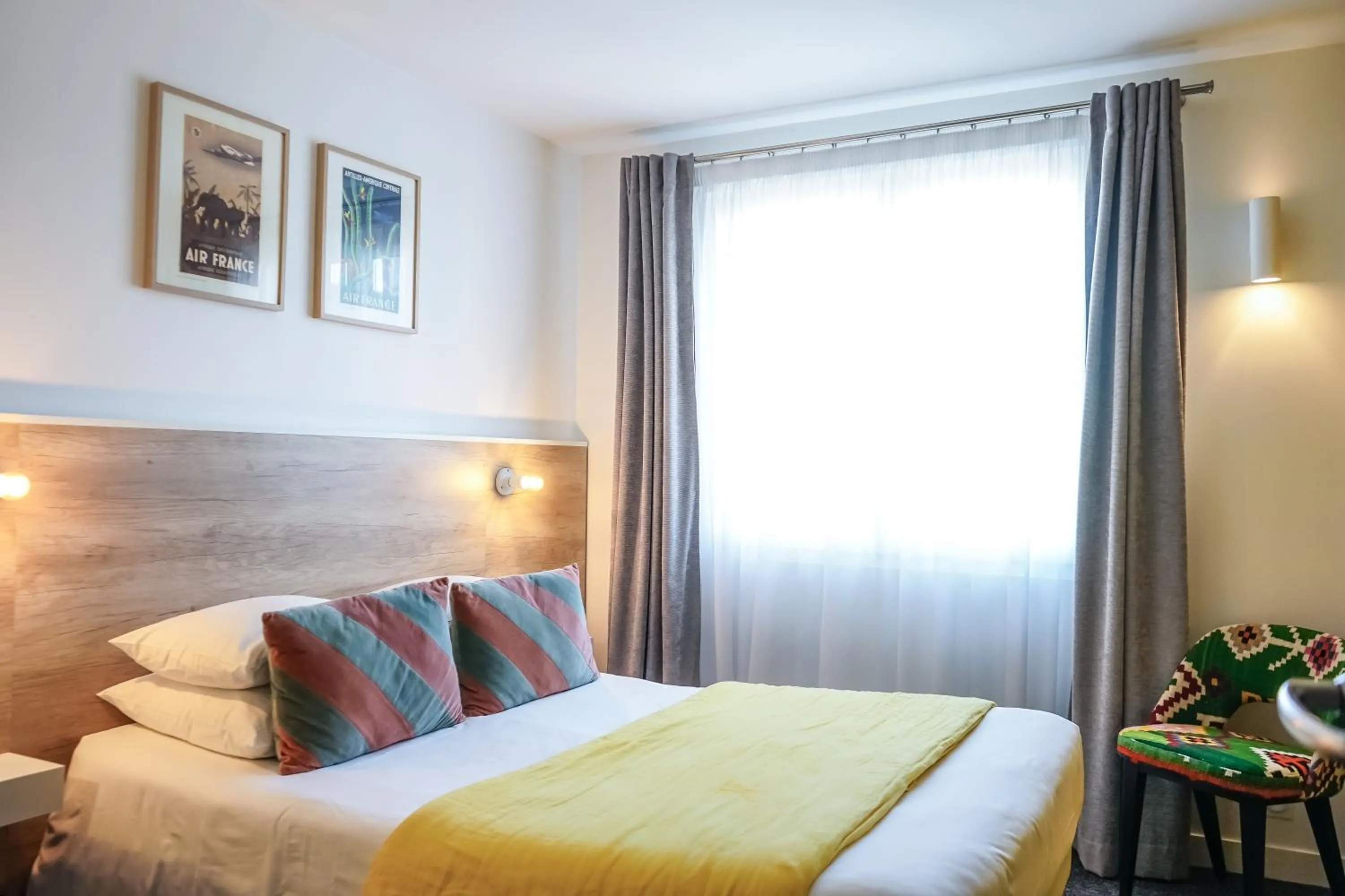 Bedroom, Bed in Hôtel Le Collonges TV connecté wifi Netflix