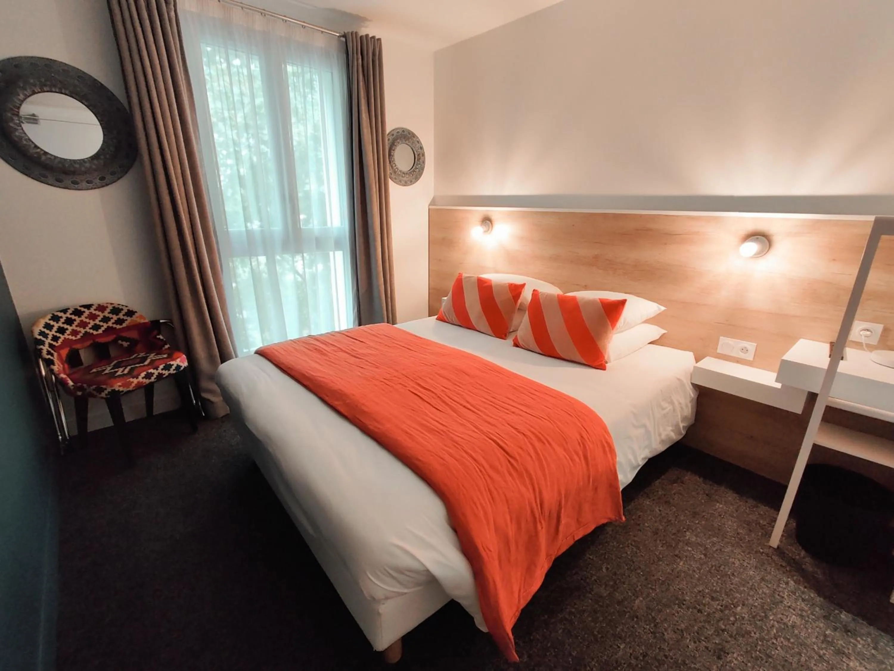 Bed in Hôtel Le Collonges TV connecté wifi Netflix