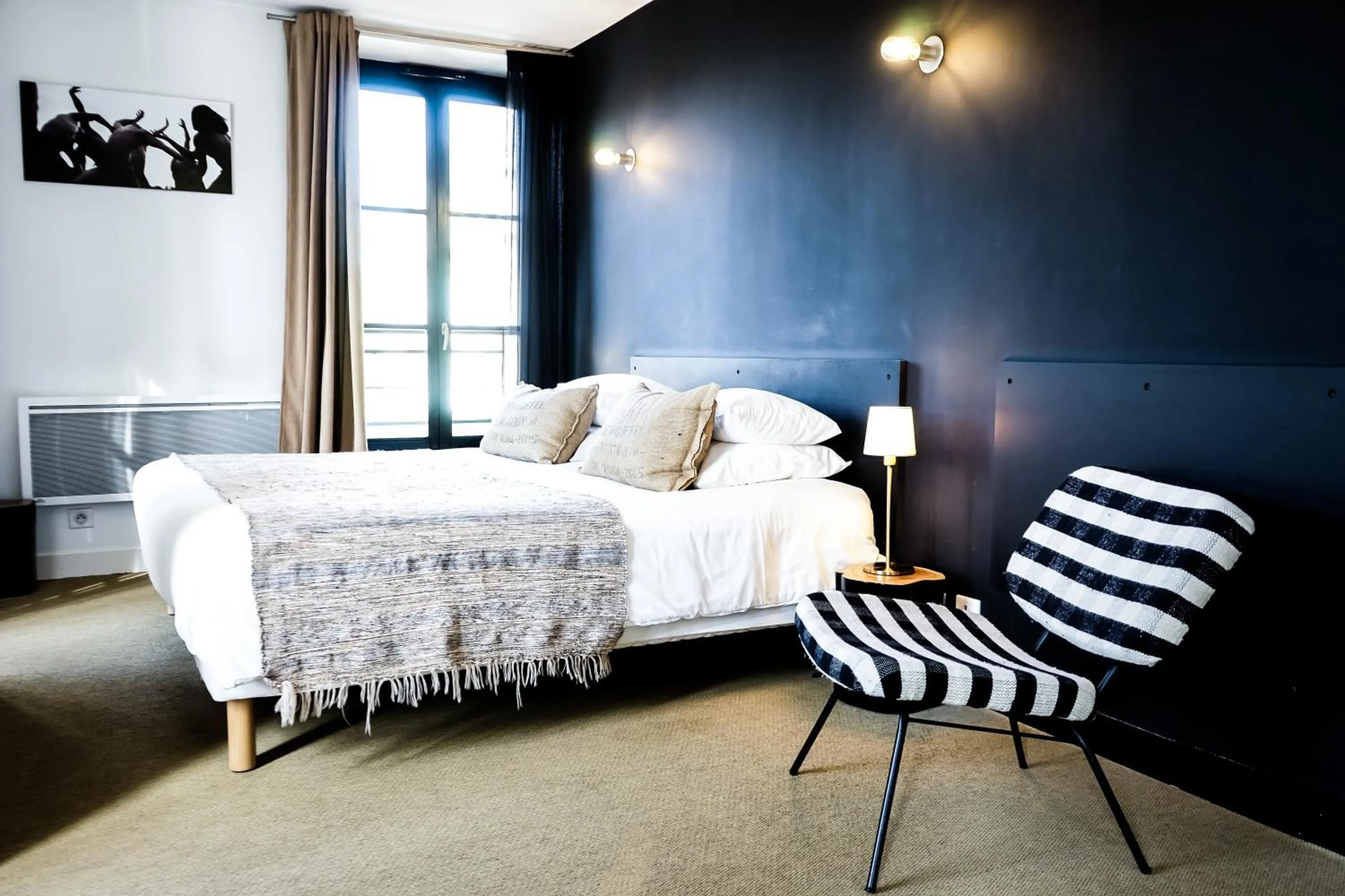 Bedroom, Bed in Hôtel Le Collonges TV connecté wifi Netflix