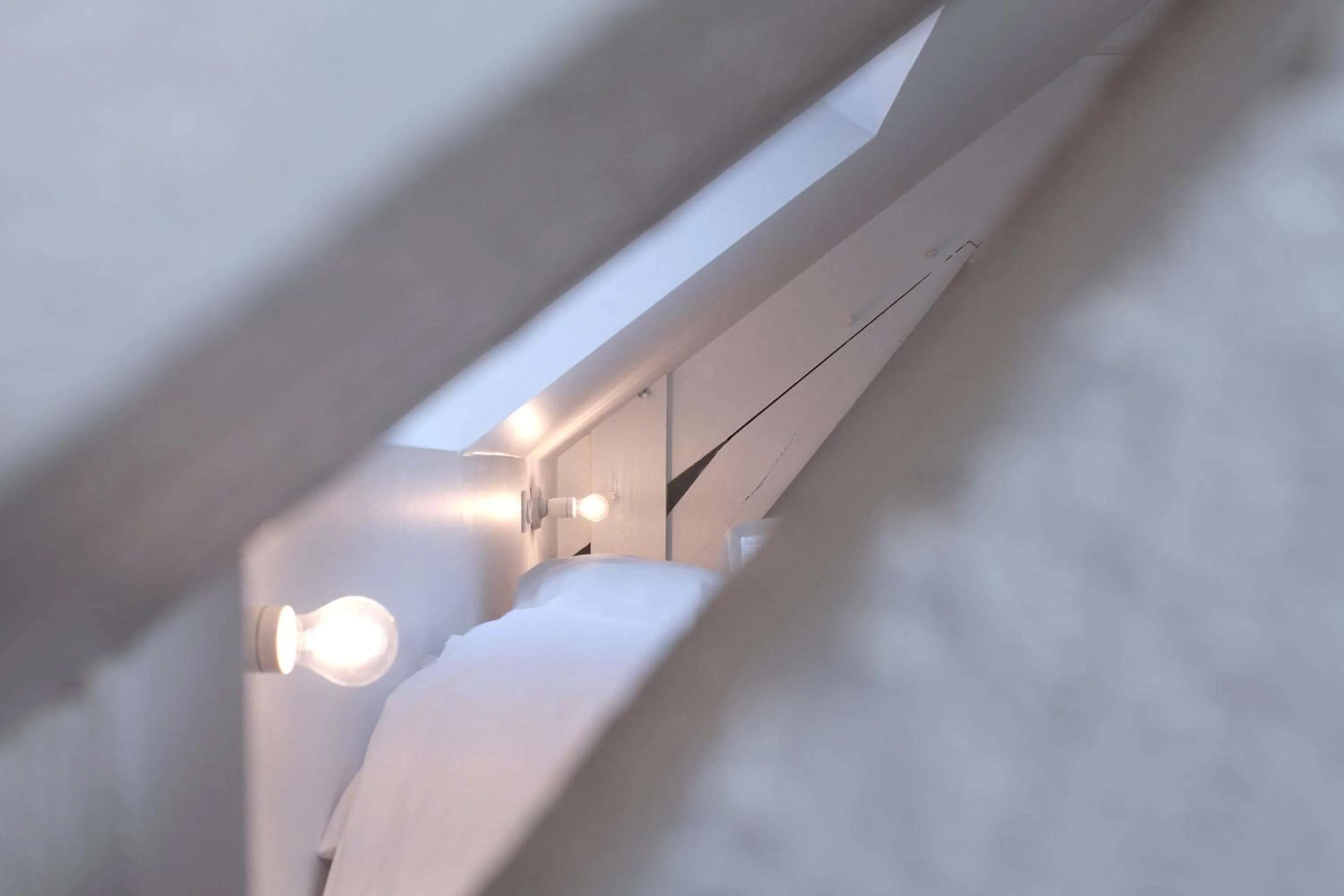 Decorative detail, Bed in Hôtel Le Collonges TV connecté wifi Netflix