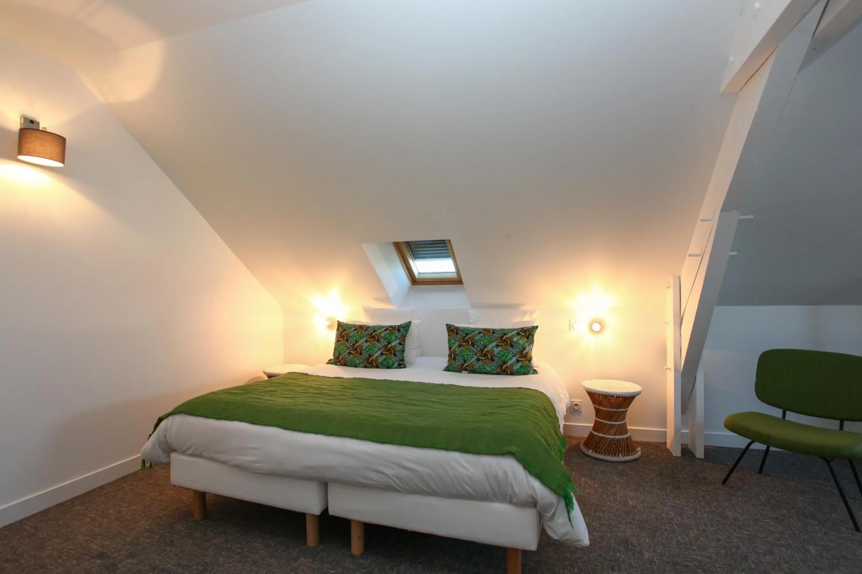 Bedroom, Bed in Hôtel Le Collonges TV connecté wifi Netflix