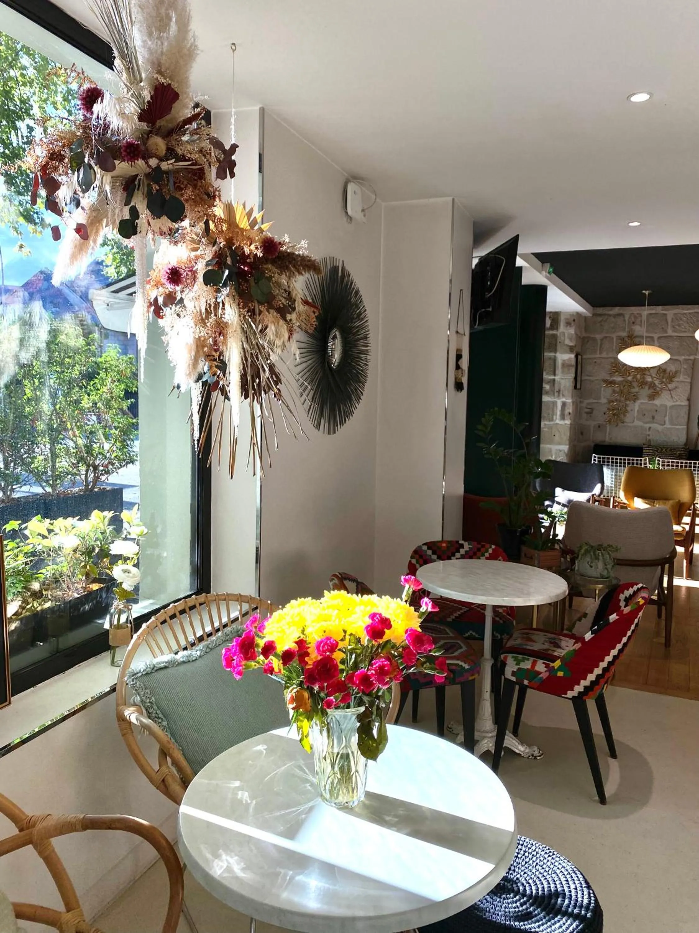 Lounge or bar in Hôtel Le Collonges TV connecté wifi Netflix