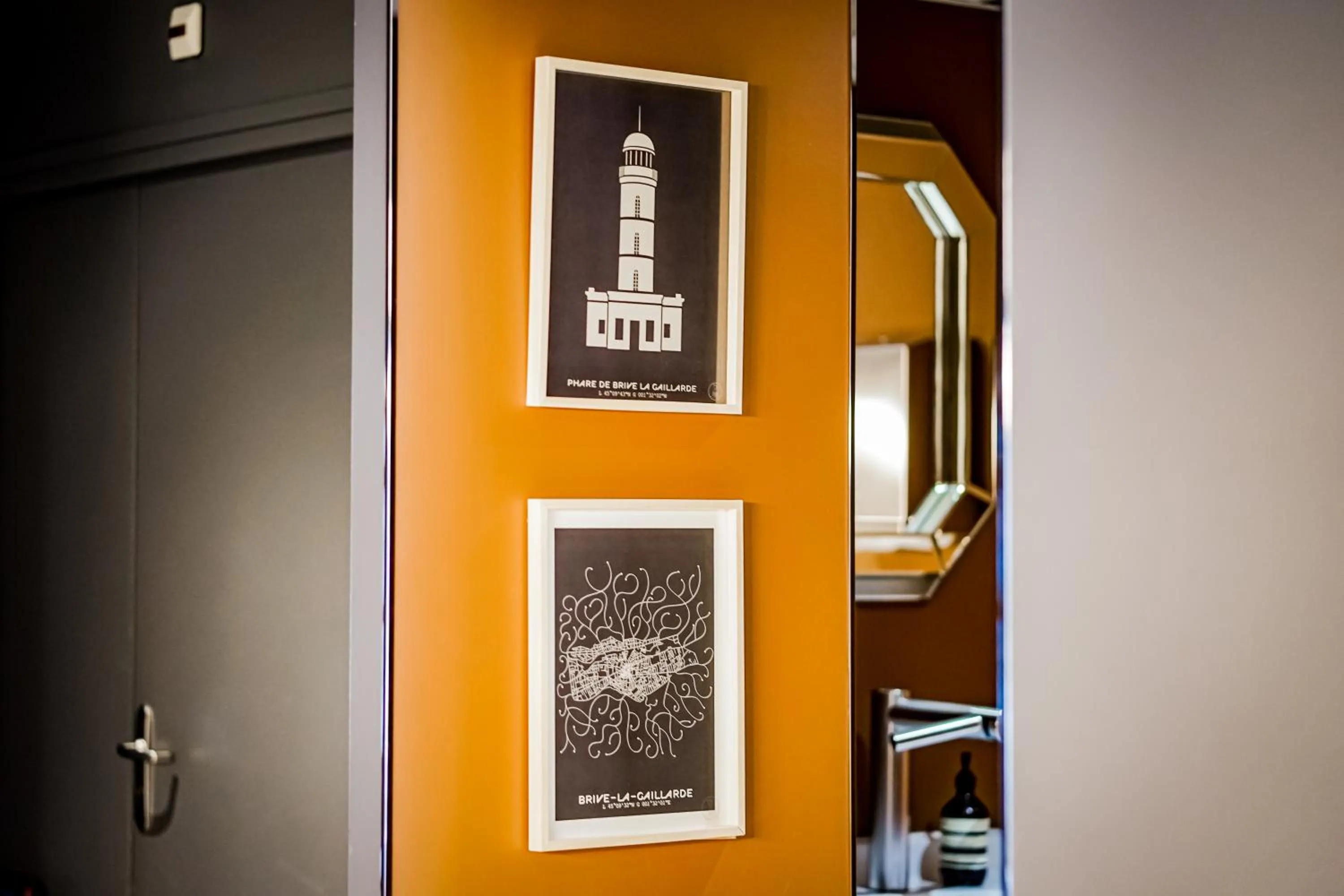 Restaurant/places to eat in Hôtel Le Collonges TV connecté wifi Netflix