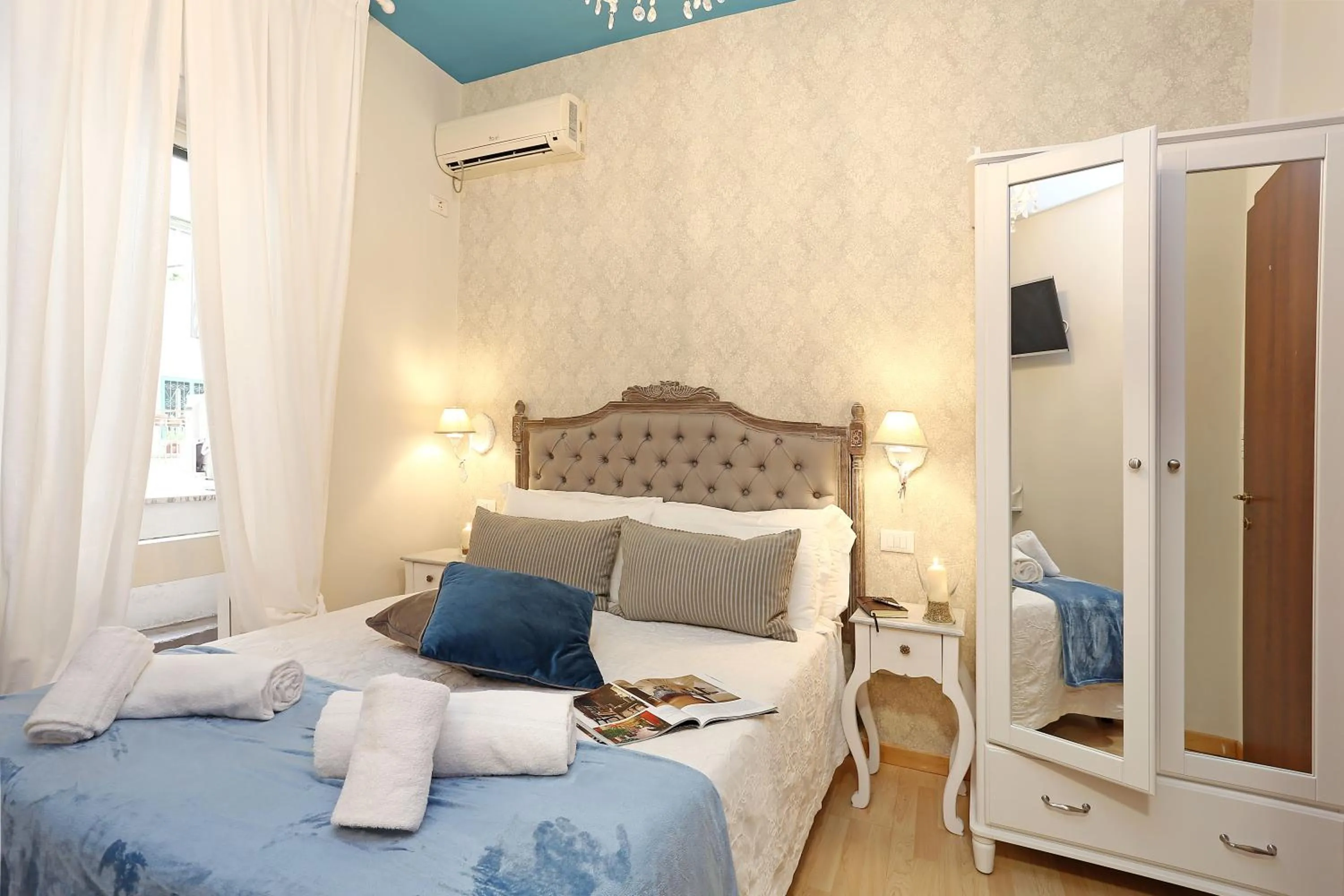 Balcony/Terrace, Bed in Liberty Vatican Suites - Liberty Collection