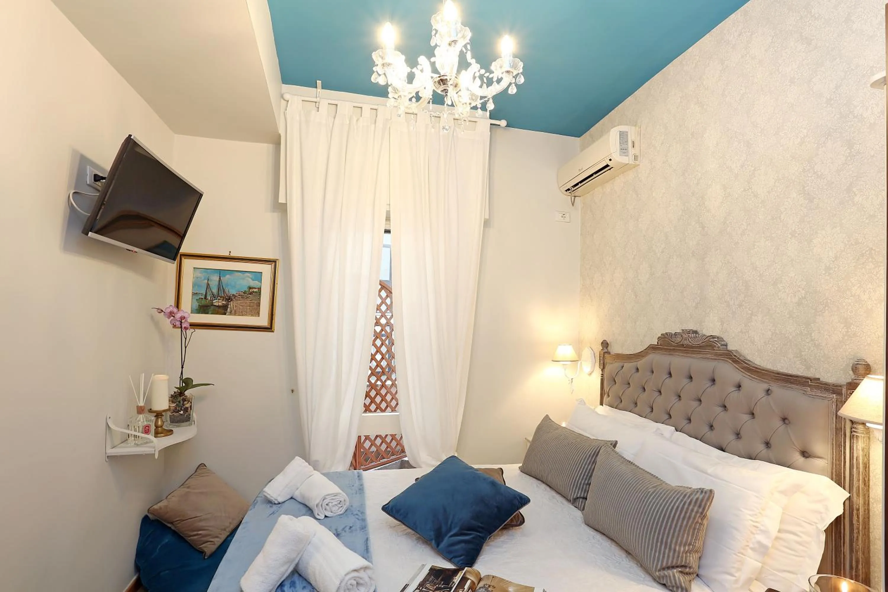 Communal lounge/ TV room, Bed in Liberty Vatican Suites - Liberty Collection