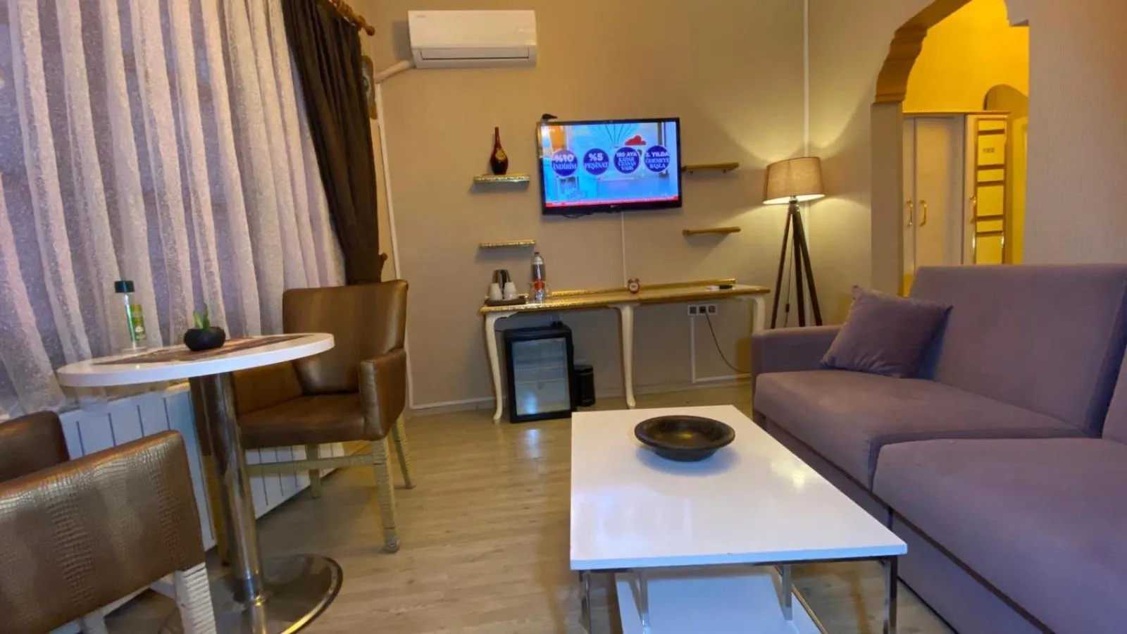 Communal lounge/ TV room in Chez Bore