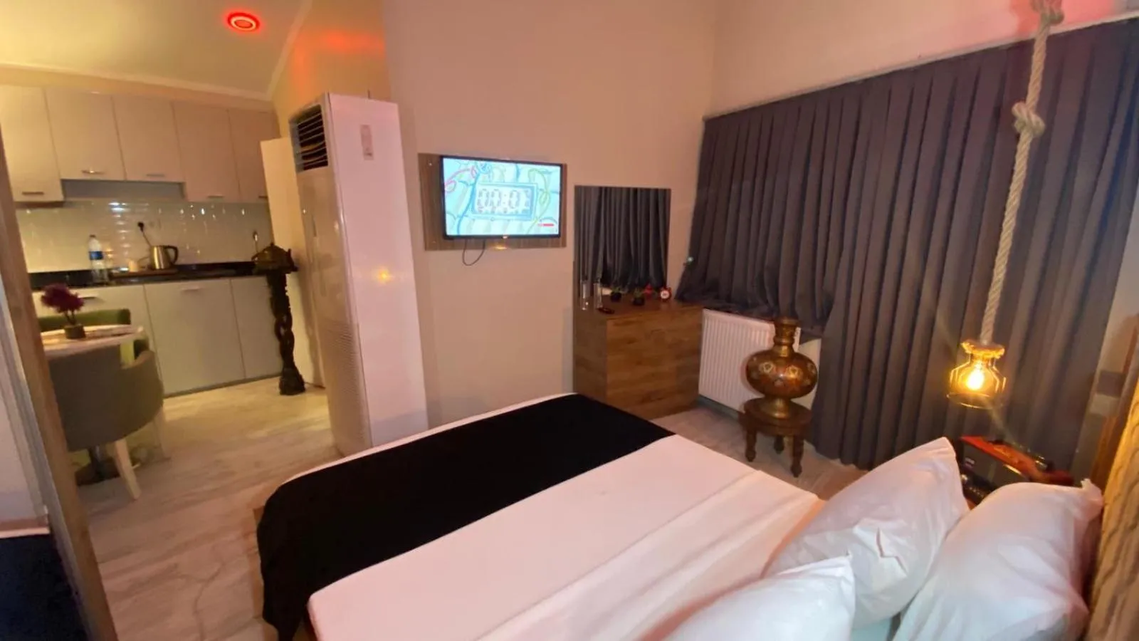 Photo of the whole room, Bed in Chez Bore