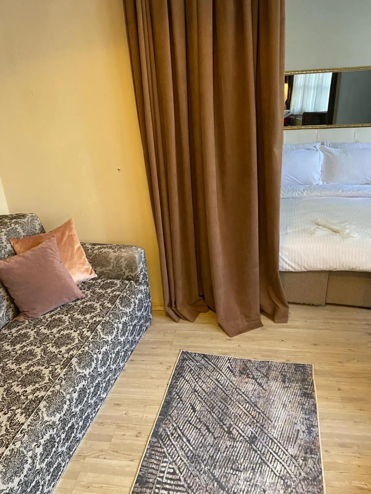 Photo of the whole room, Bed in Chez Bore