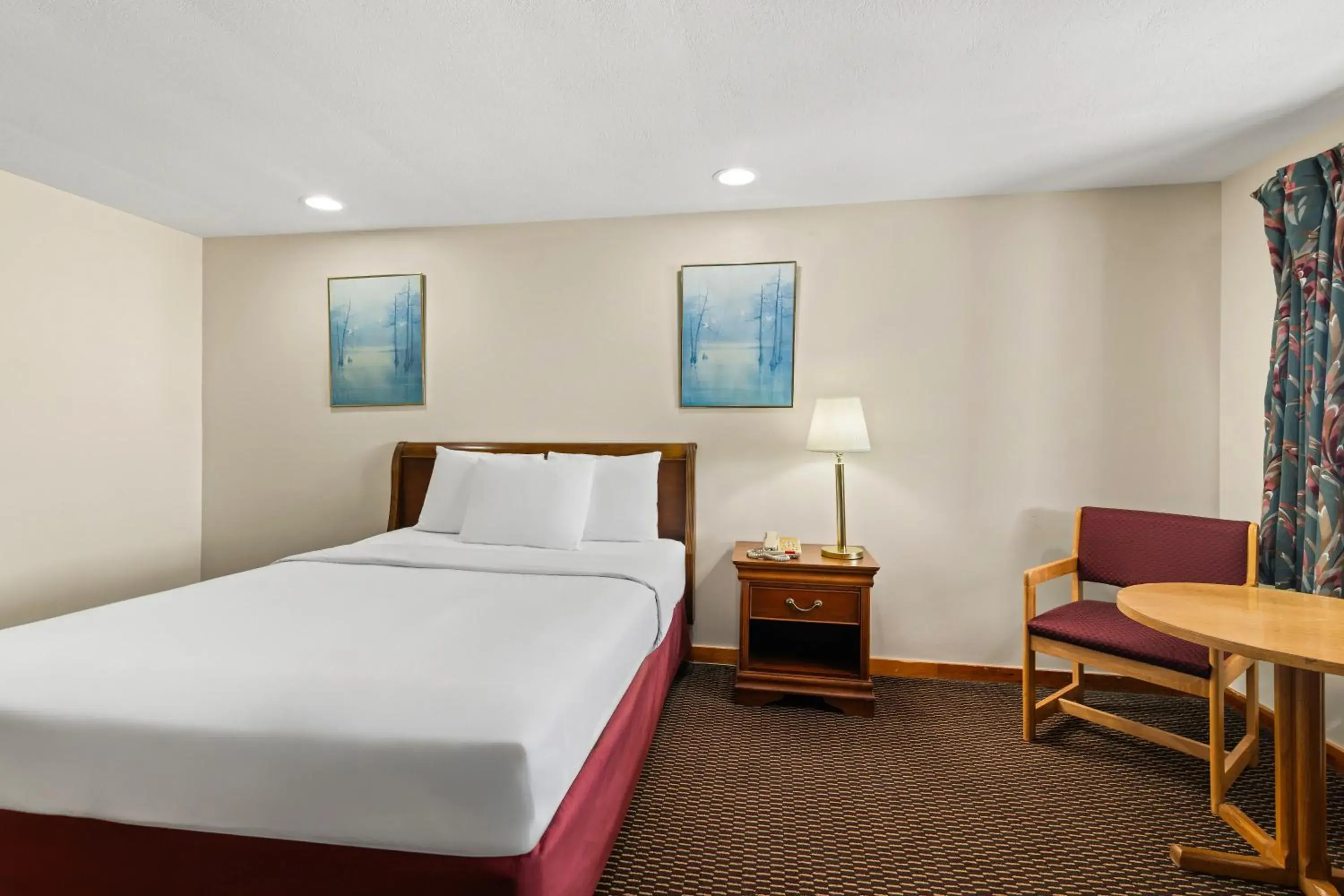 Seating area, Bed in Americas Best Value Inn Biddeford Seating area, Bed in Americas Best Value Inn Biddeford