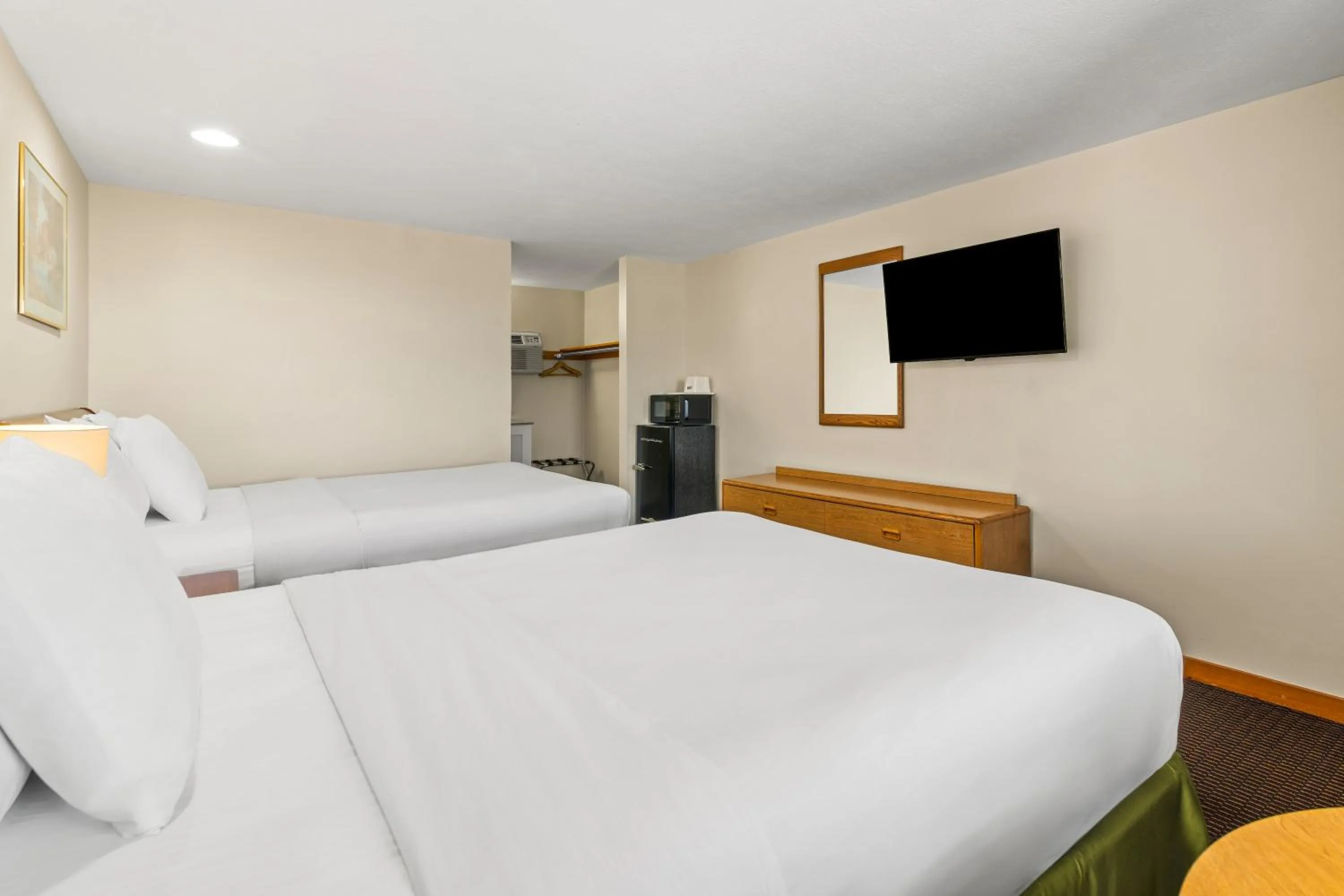 Bed in Americas Best Value Inn Biddeford
