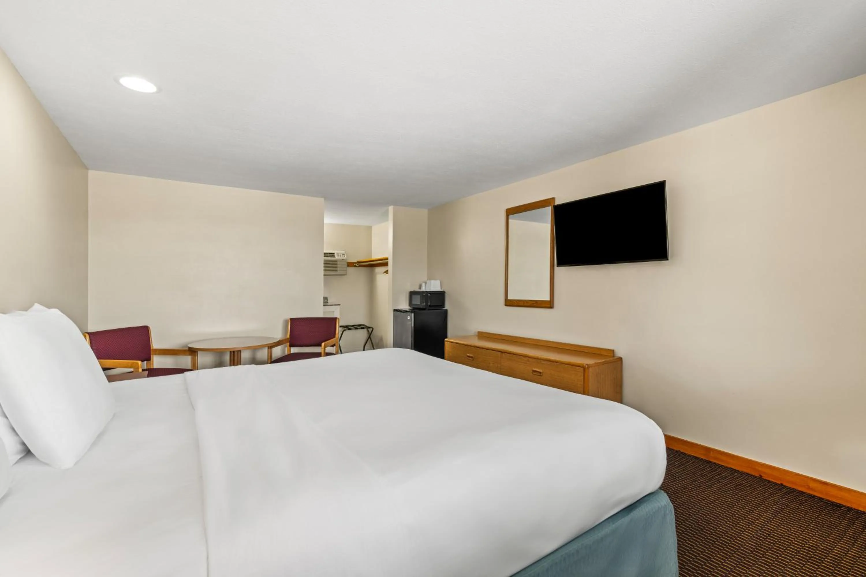 Bed in Americas Best Value Inn Biddeford