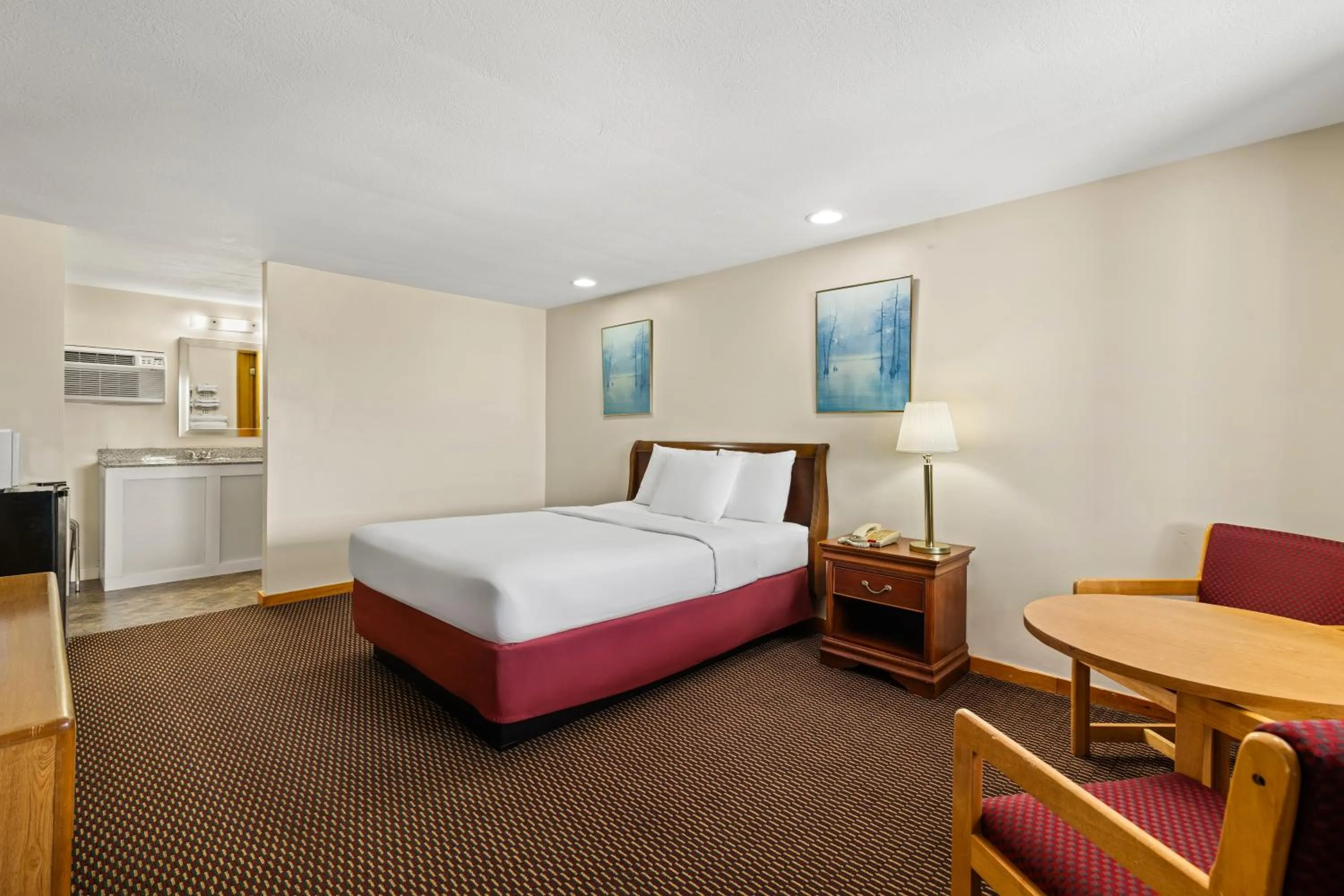 Seating area, Bed in Americas Best Value Inn Biddeford