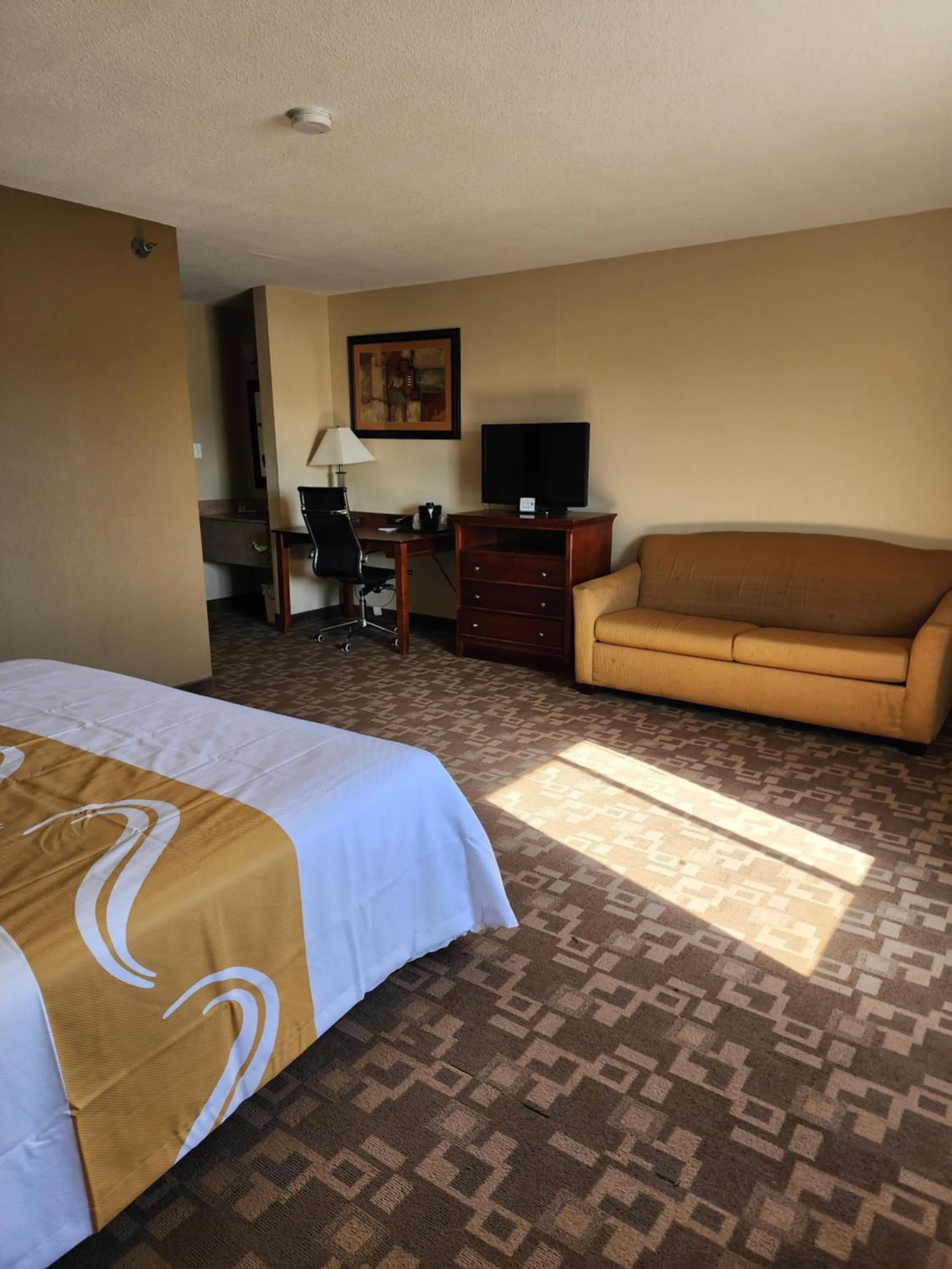 Bedroom, Bed in Quality Inn I-70 at Wanamaker
