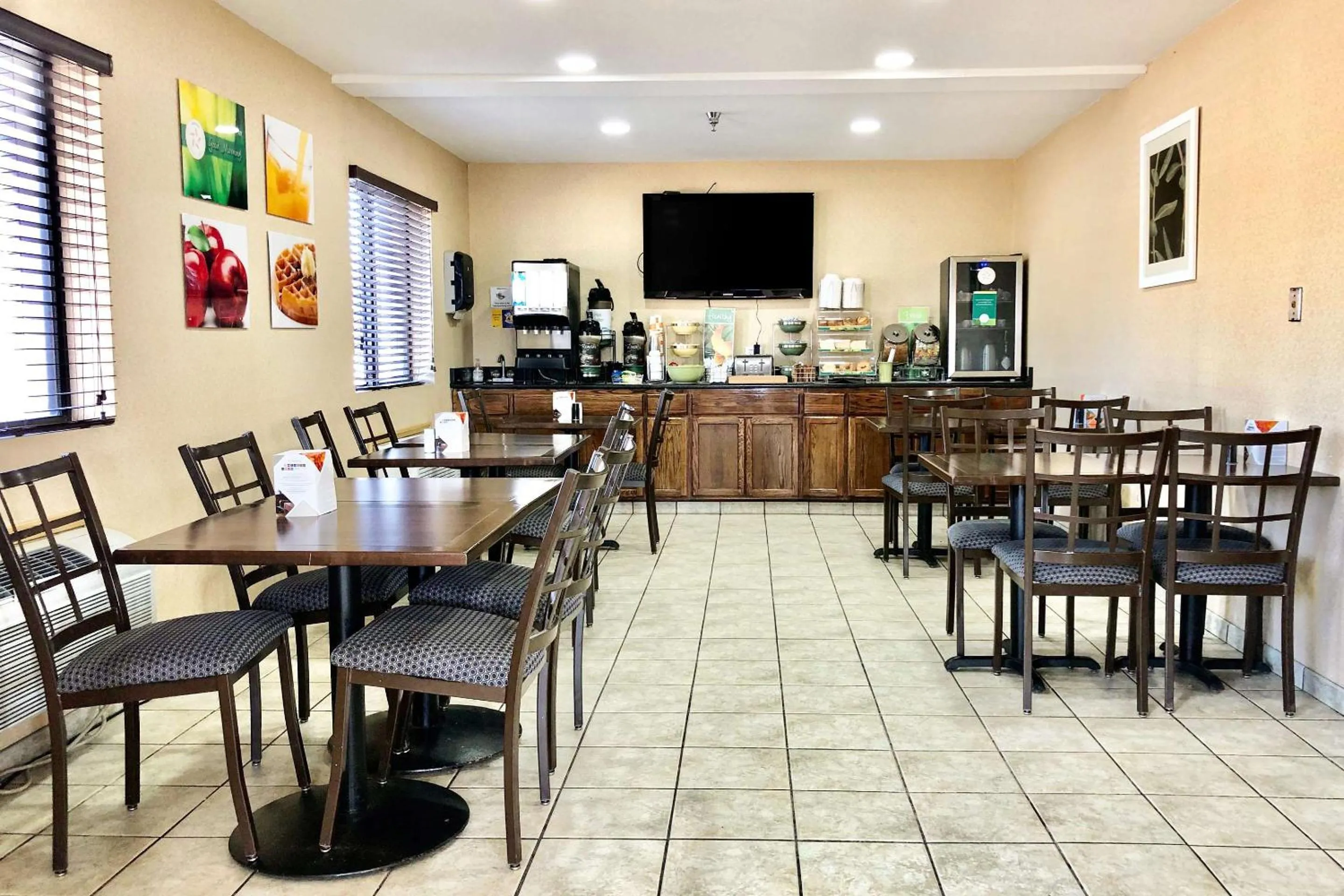 Breakfast in Quality Inn I-70 at Wanamaker